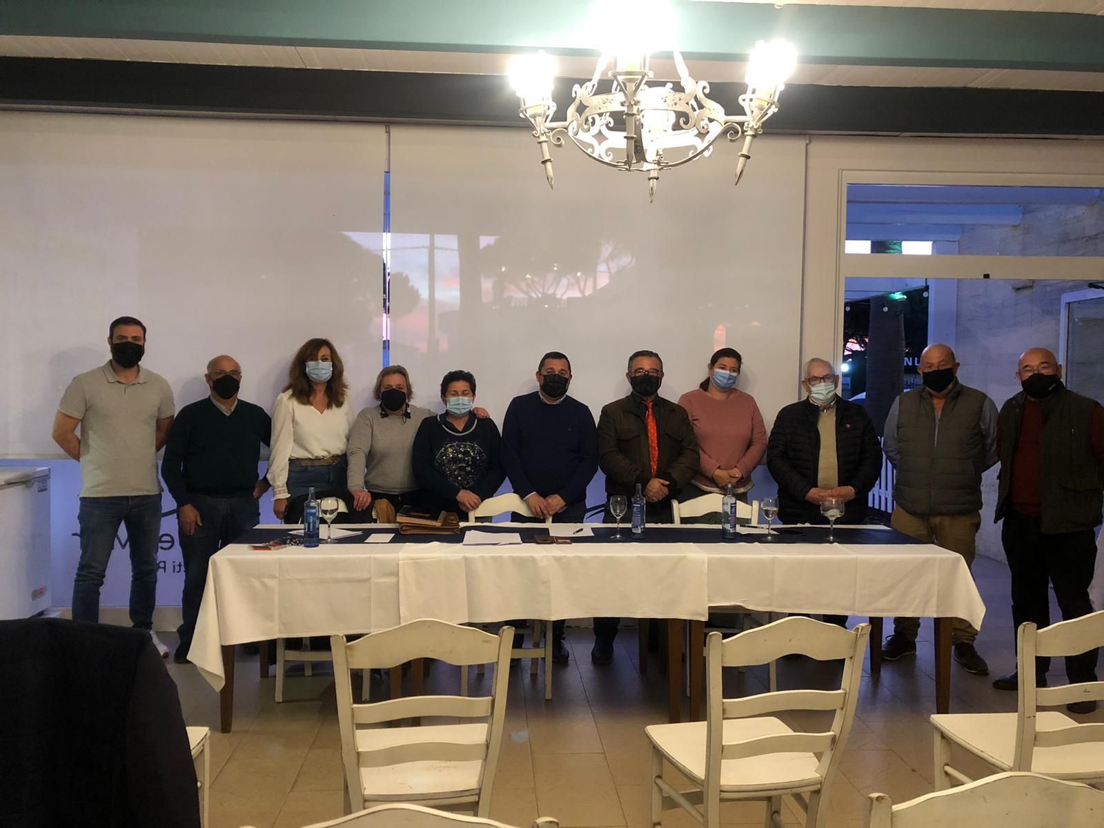 La nueva Junta Directiva posa tras el nombramiento de los cargos.