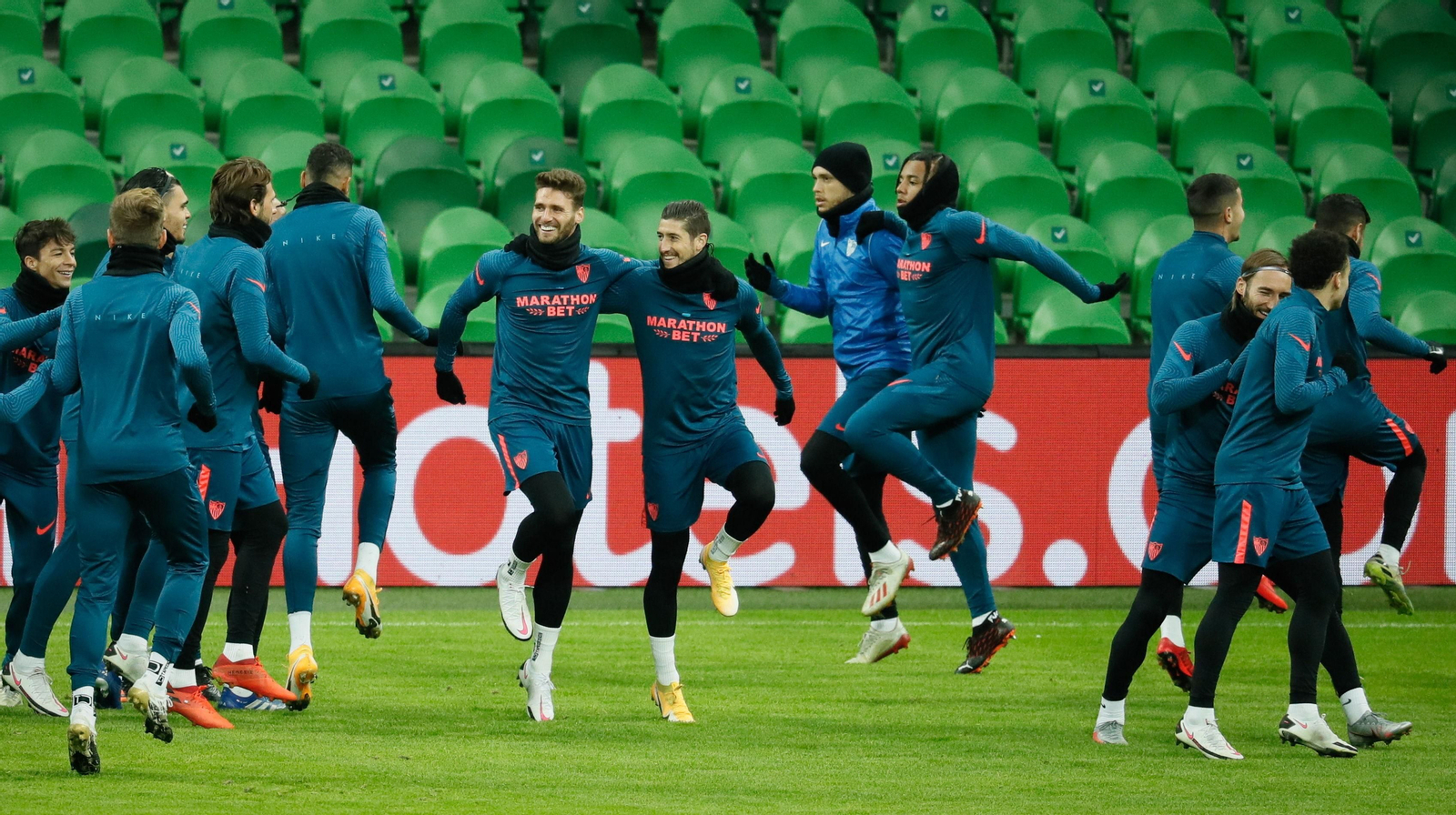 La plantilla sevillista, en pleno entrenamiento en el Estadio Krasnodar.