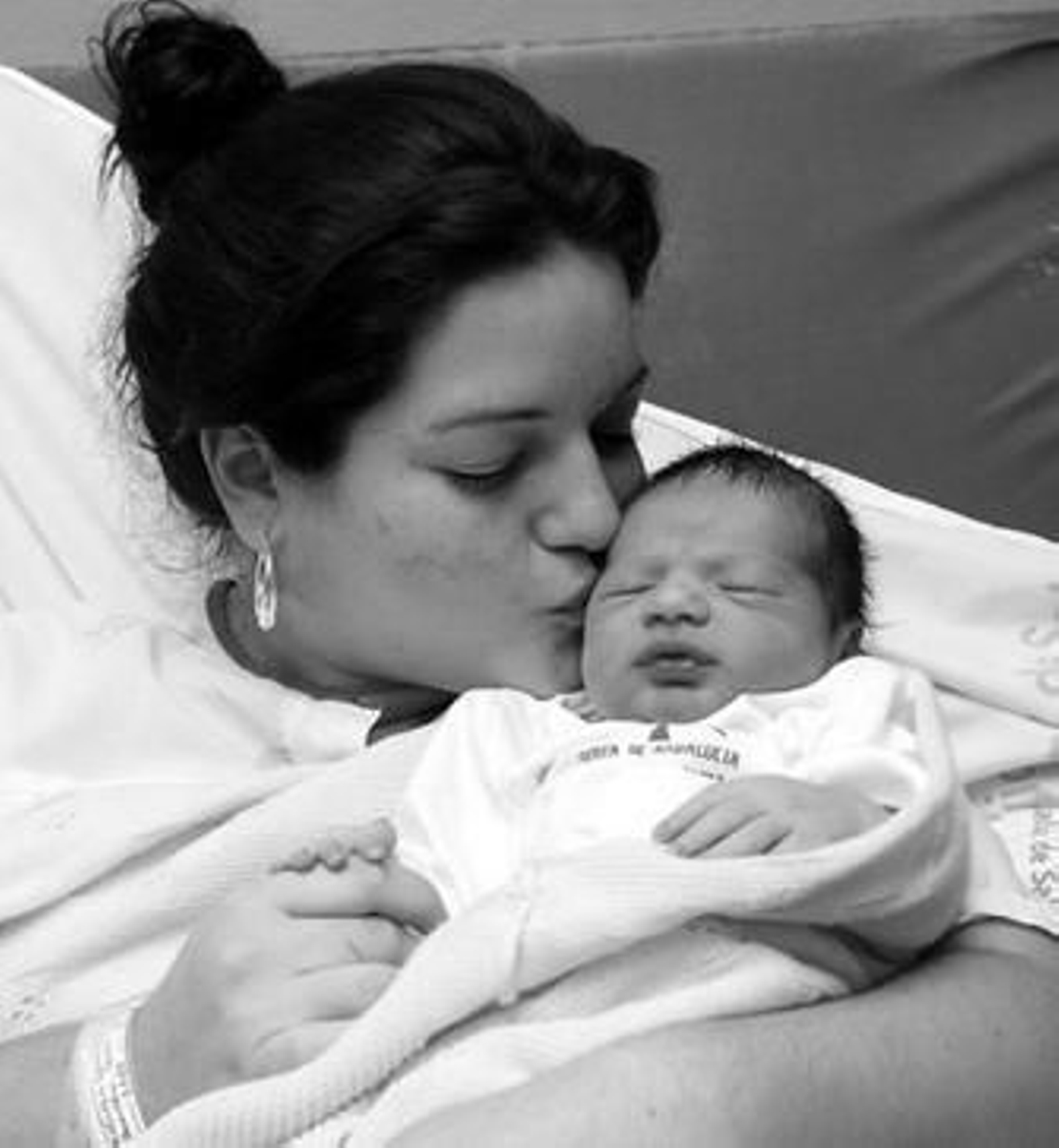 Antonia González de Quevedo besando a su pequeño José María.