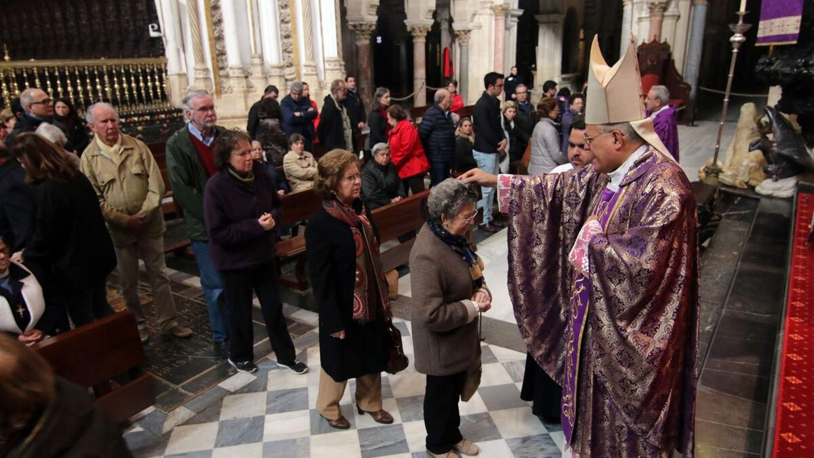 El sacerdote imponiendo la ceniza a los feligreses