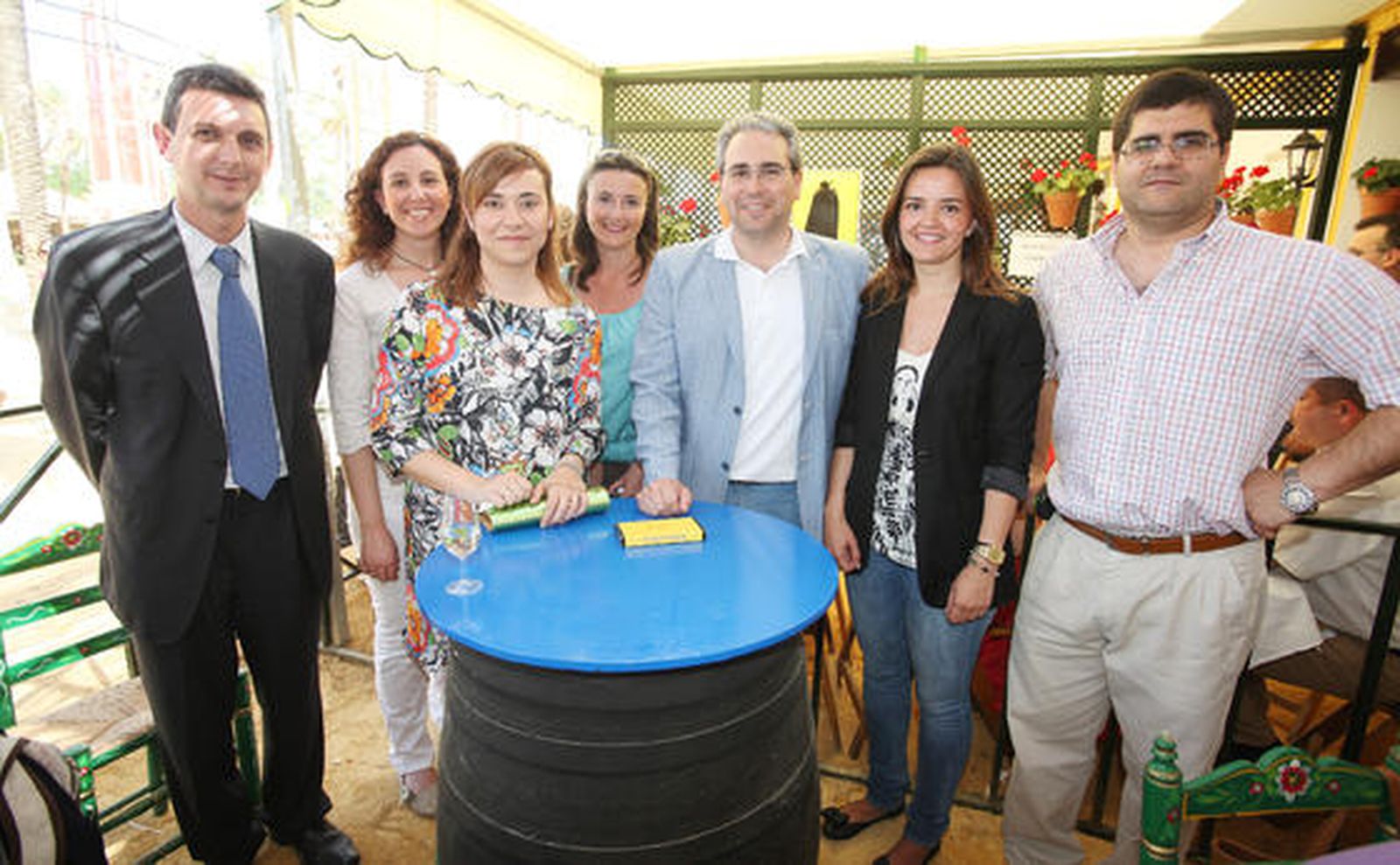 Miguel Berraquero junto a Inma Vidal, Lola Herrera, Virginia Domínguez, Alfonso Rodríguez, Carolina Casado, Jesús Reyes y Antonio García, miembros de Alfonso Catering.

Foto: Vanesa Lobo