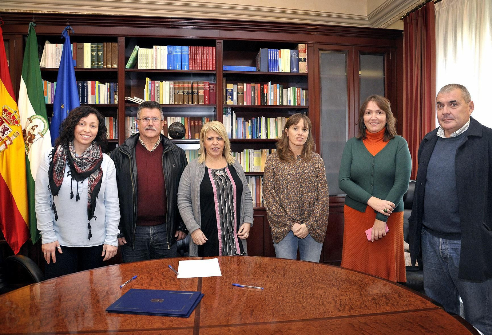 La alcaldesa y Laura Álvarez, con representantes de las cooperativas.