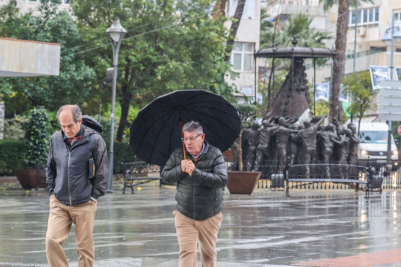 Fotografías de la mañana lluviosa en la capital