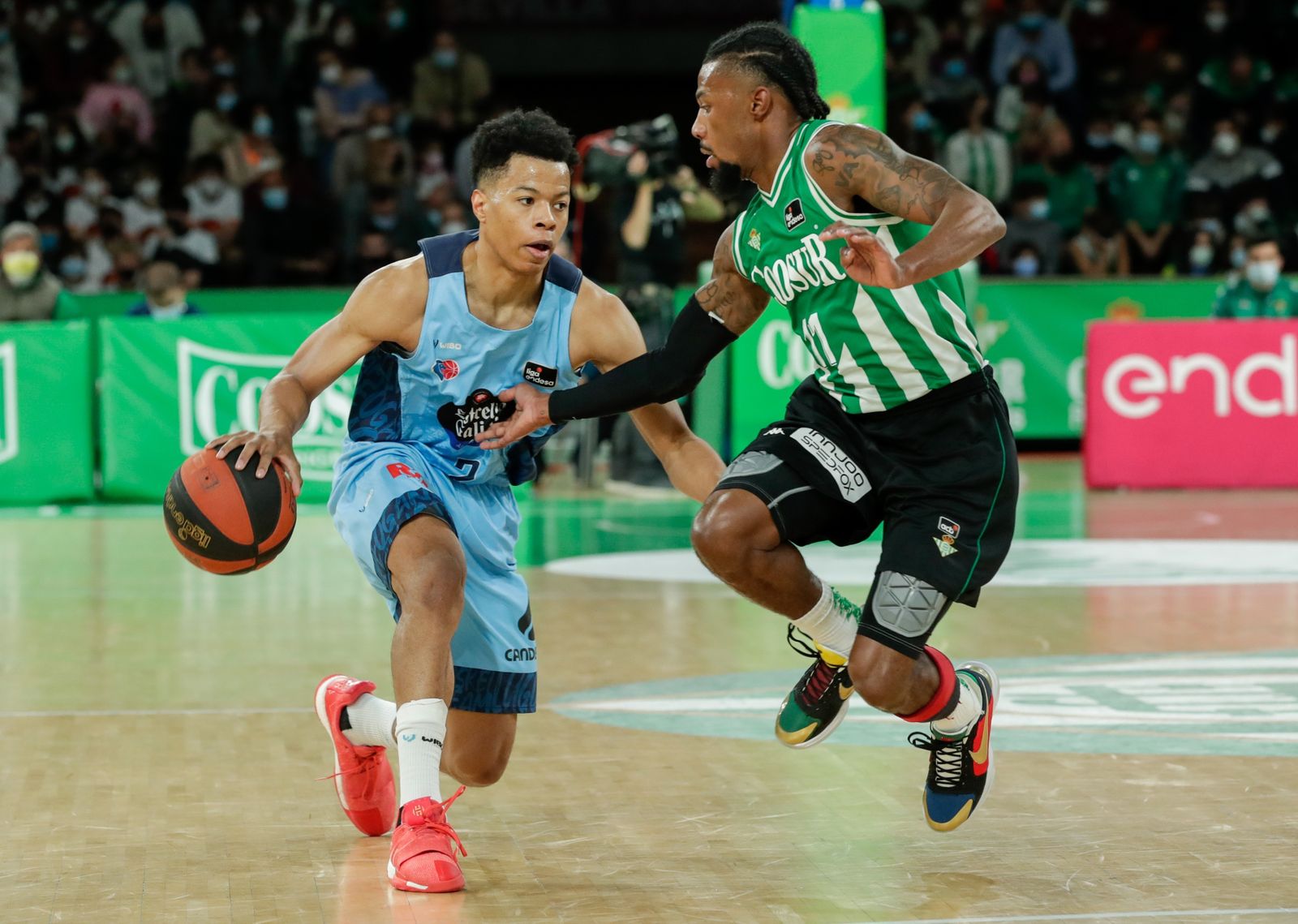 Shannon Evans intenta robarle un balón a Hines.