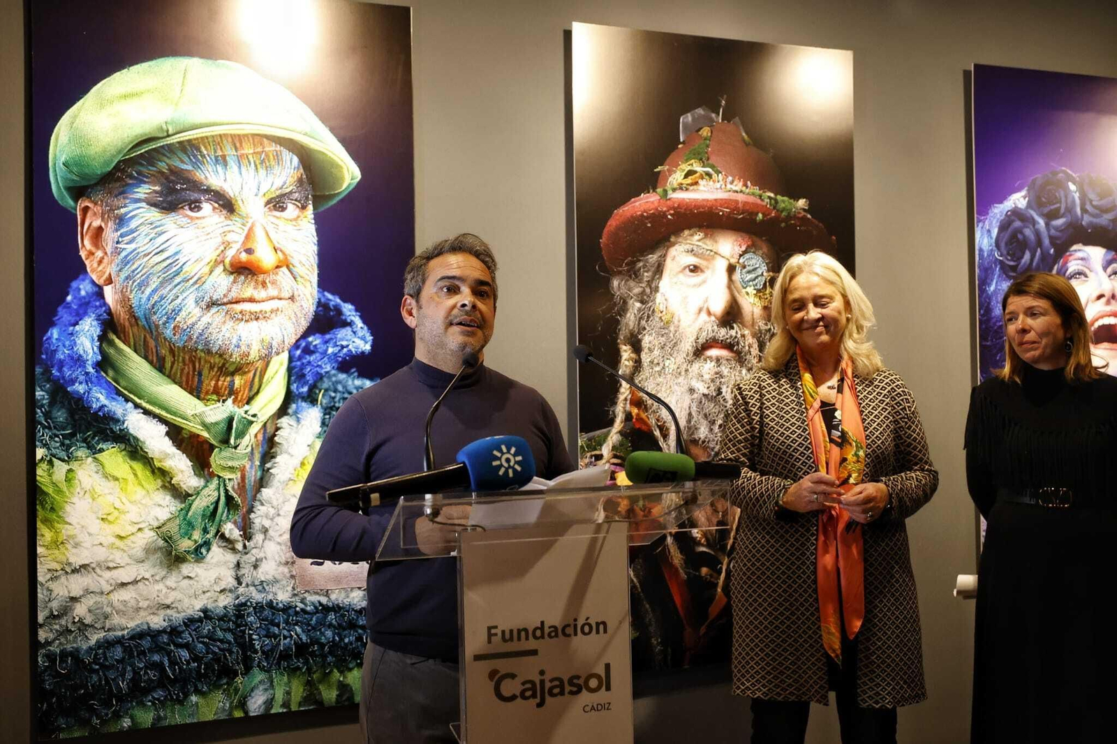 La exposición 'Carnaval de Improviso. Retratos urgentes: la trastienda del COAC', en imágenes