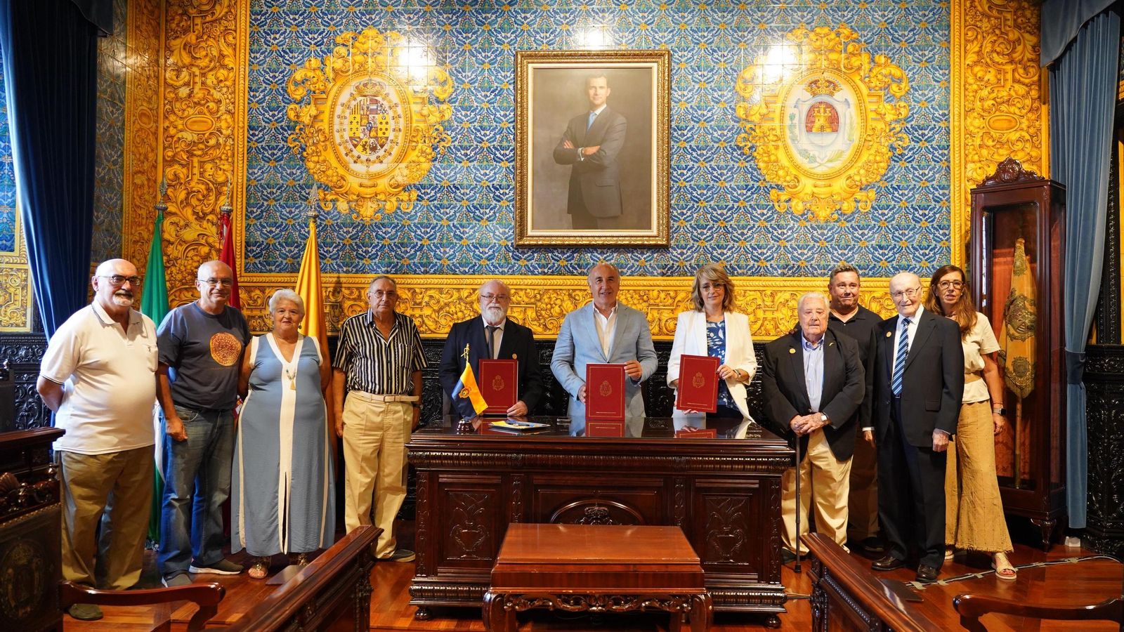 En la imagen, el alcalde de Algeciras, José Ignacio Landaluce, la diputada y delegada municipal de cultura, Pilar Pintor y la junta directiva de la asociación cultural La Trocha.