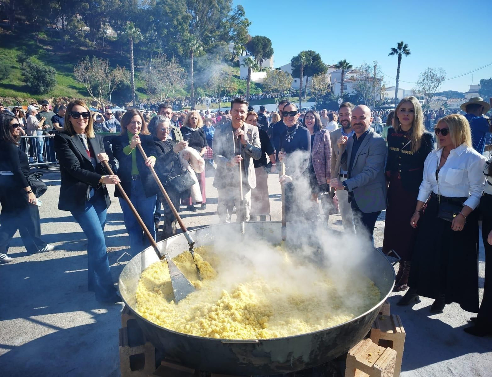 Más de 50.000 personas disfrutan en Torrox de la Fiesta de las Migas en manga corta y en vísperas de Nochebuena