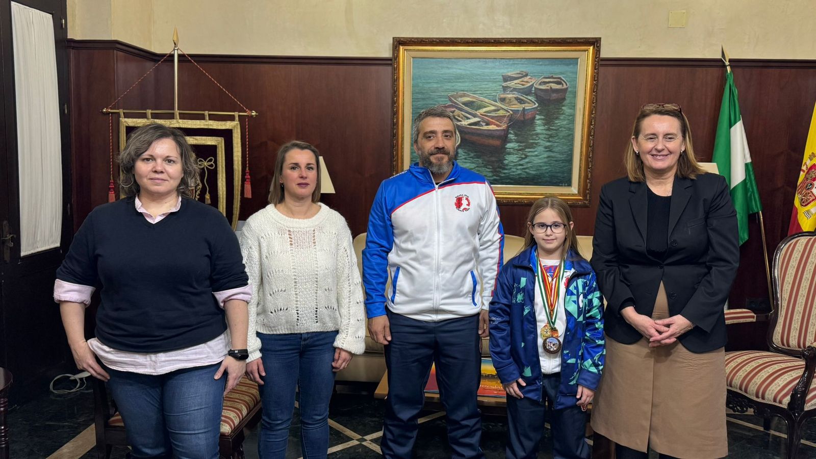 La alcaldesa y la edil de Deportes junto a Cloe y su familia