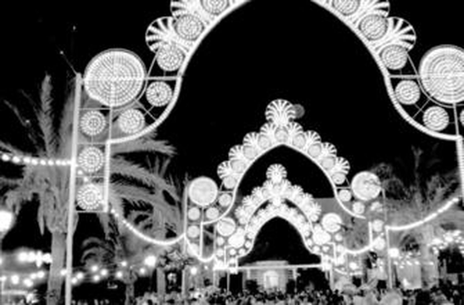 Los antenses disfrutan de la noche de Feria en la Era del Lugar.