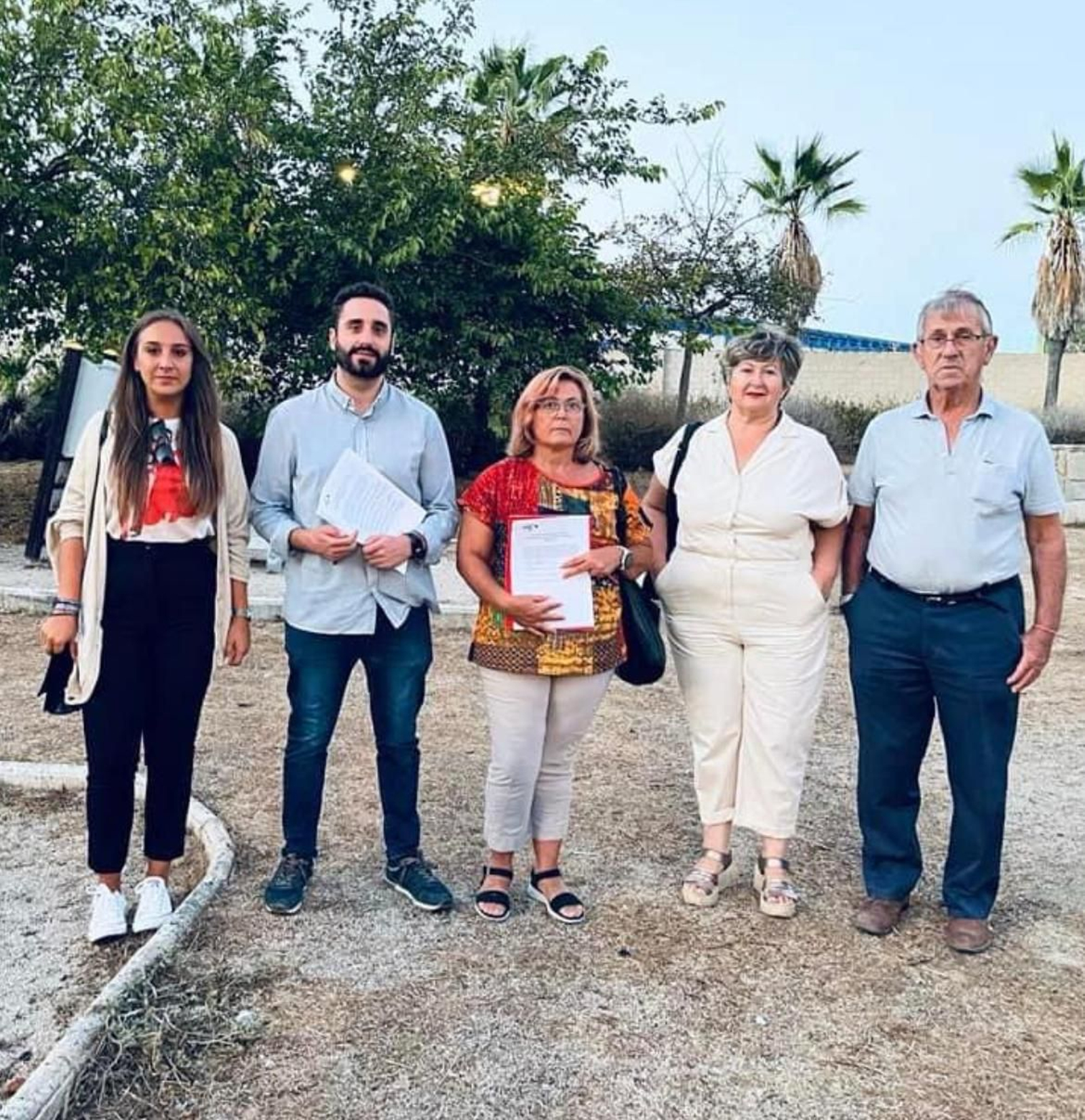 Los socialistas recogen firmas contra la subida del agua y basura de la Mancomunidad.