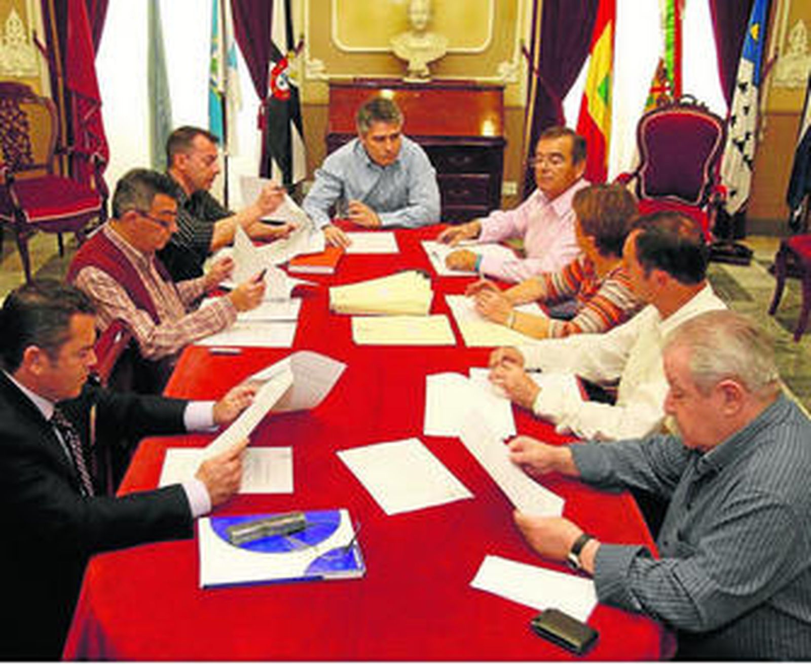 Una reunión del Patronato del Concurso en la sala de junta de gobierno del Ayuntamiento de Cádiz.