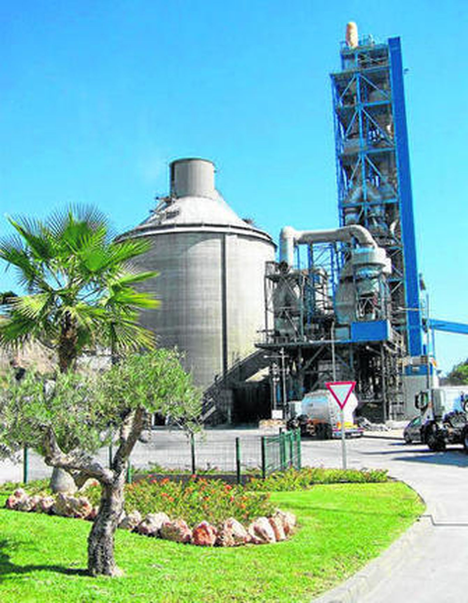 Vista exterior de la fábrica de cemento de La Araña.