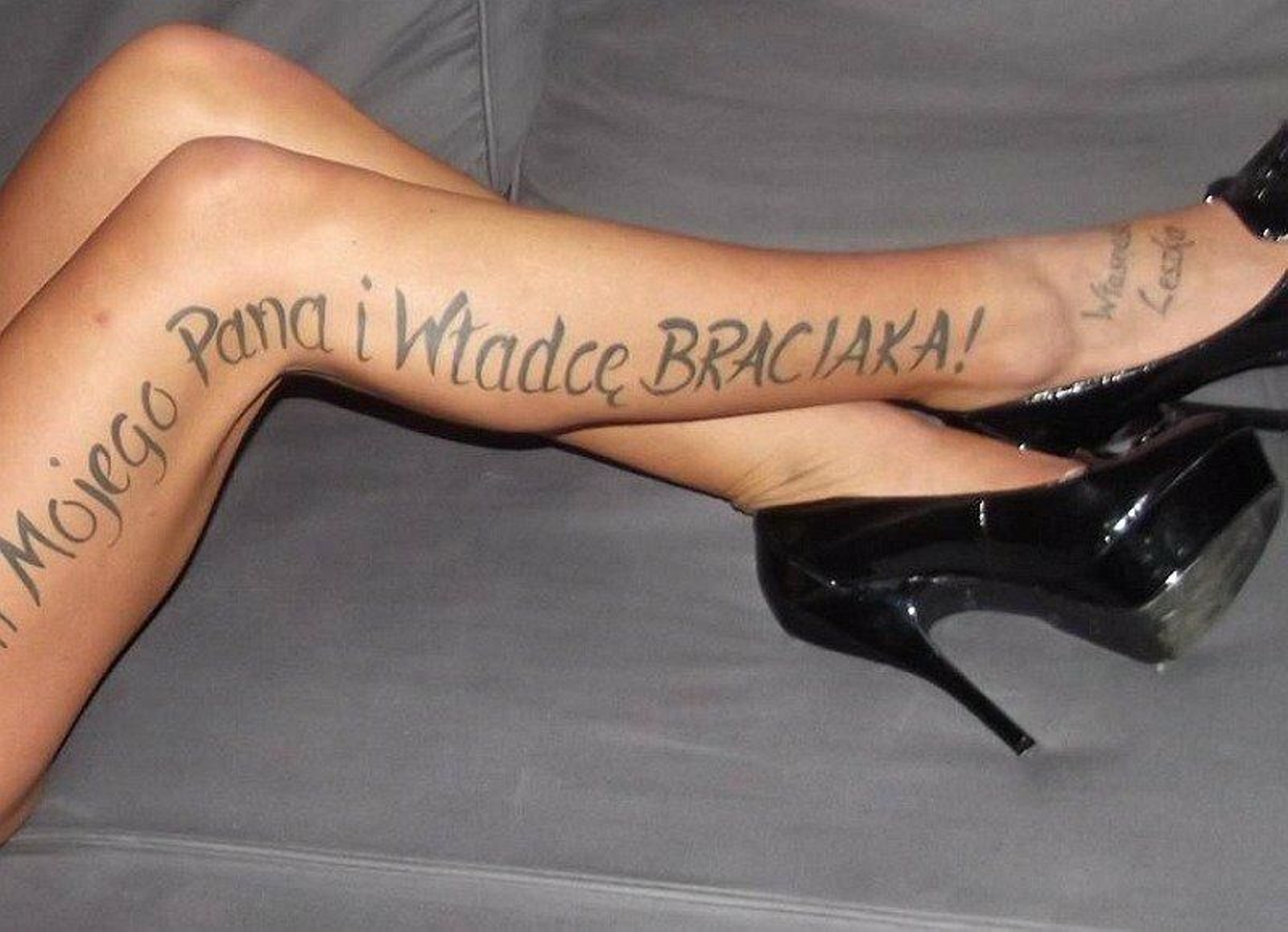 Una mujer tatuada por los integrantes de una red para reflejar que eran de su propiedad