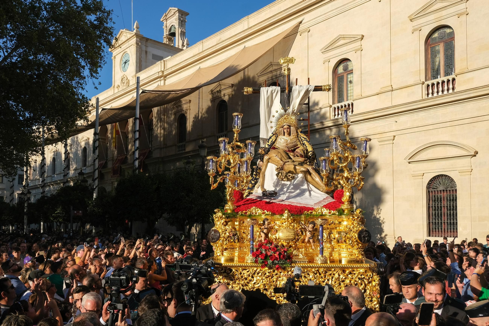 Procesión de regreso de la Piedad del Baratillo Coronada