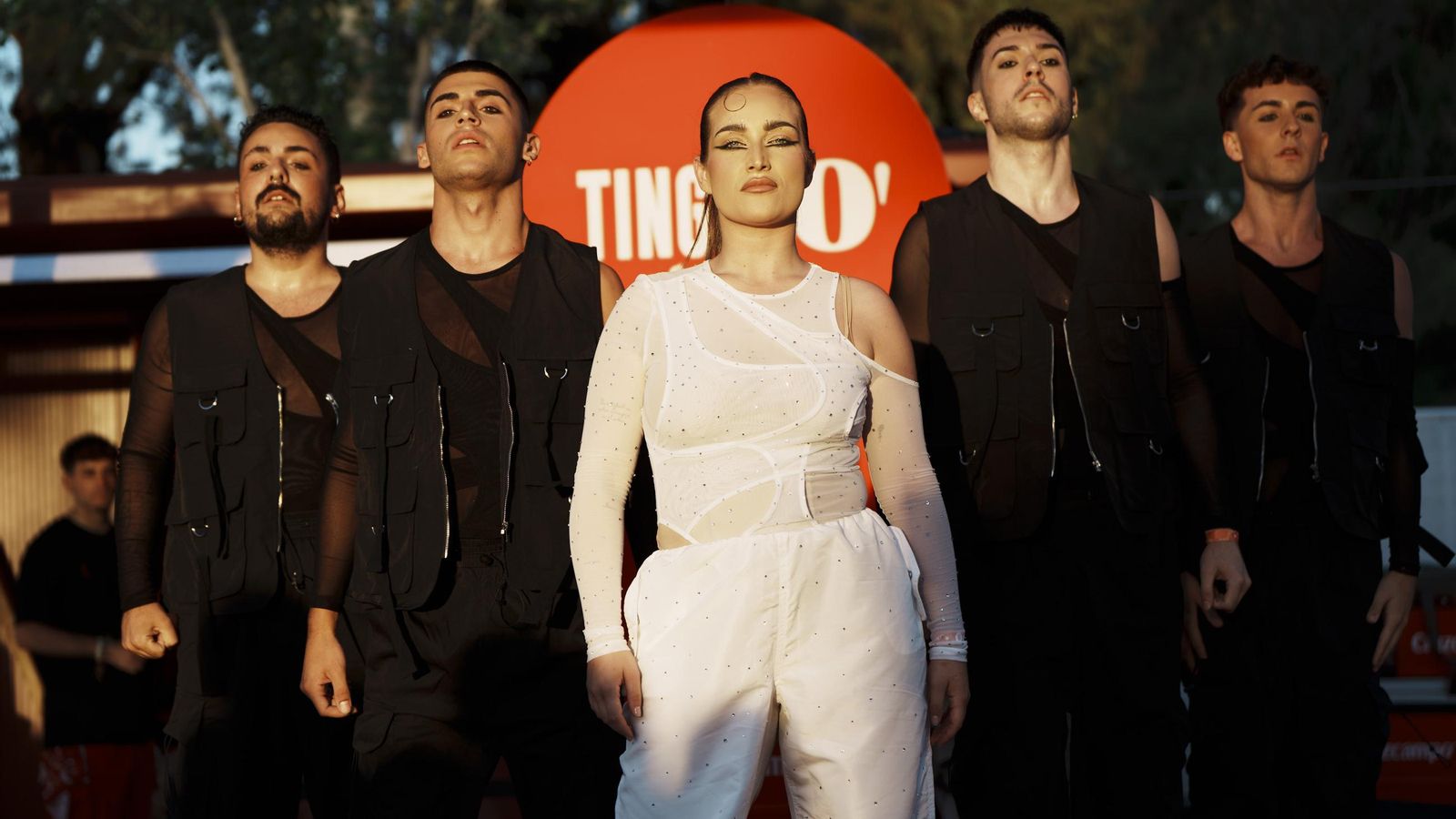 Triana Ramos y bailarines en una imagen de archivo de Tinglao' Cruzcampo Interestelar