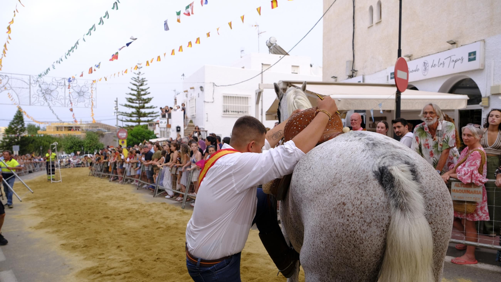 La popular carrera de cintas a caballo de las Fiestas de Mojácar, en imágenes