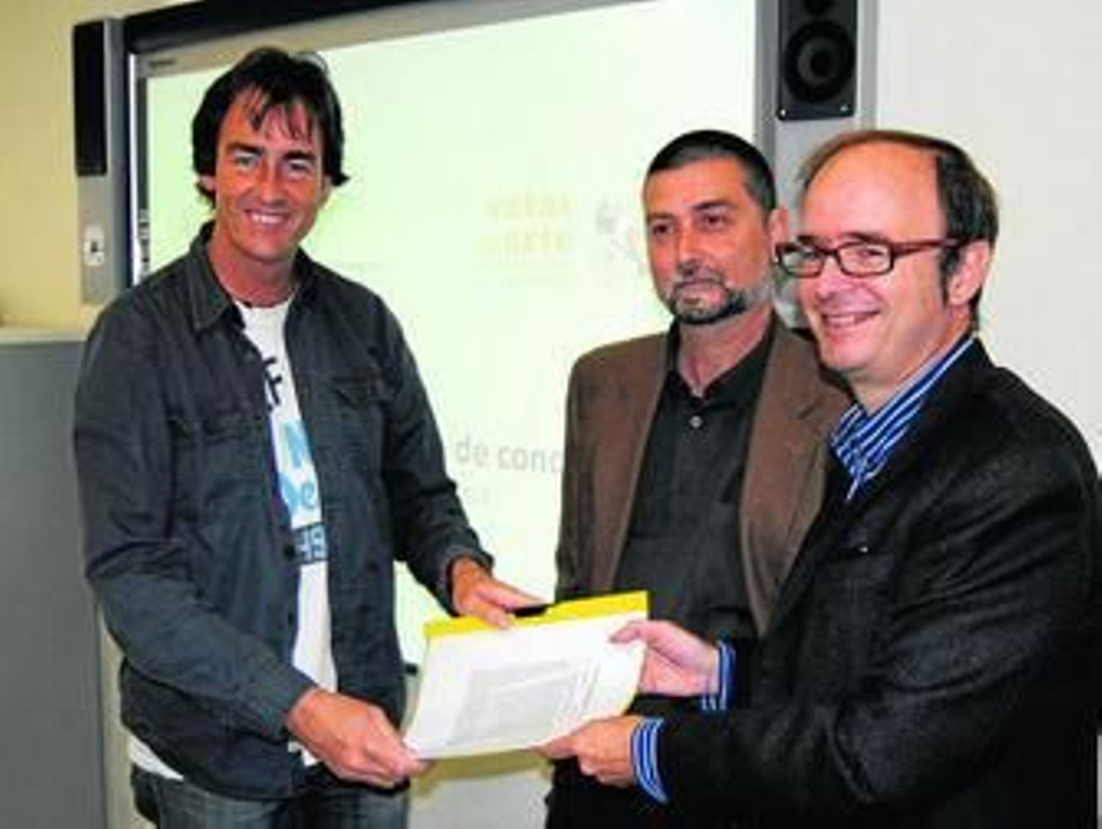 José Berasaluce (i), con responsables de la Universidad de Cádiz en la firma del convenio de colaboración.