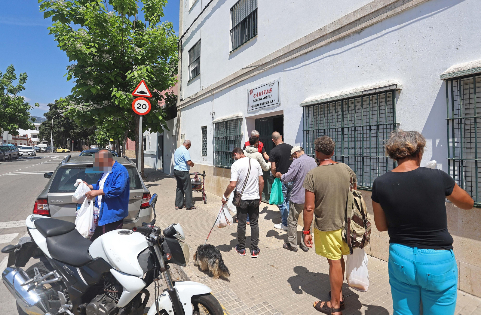 Colas en el exterior del Centro Social Padre Cruceyra.