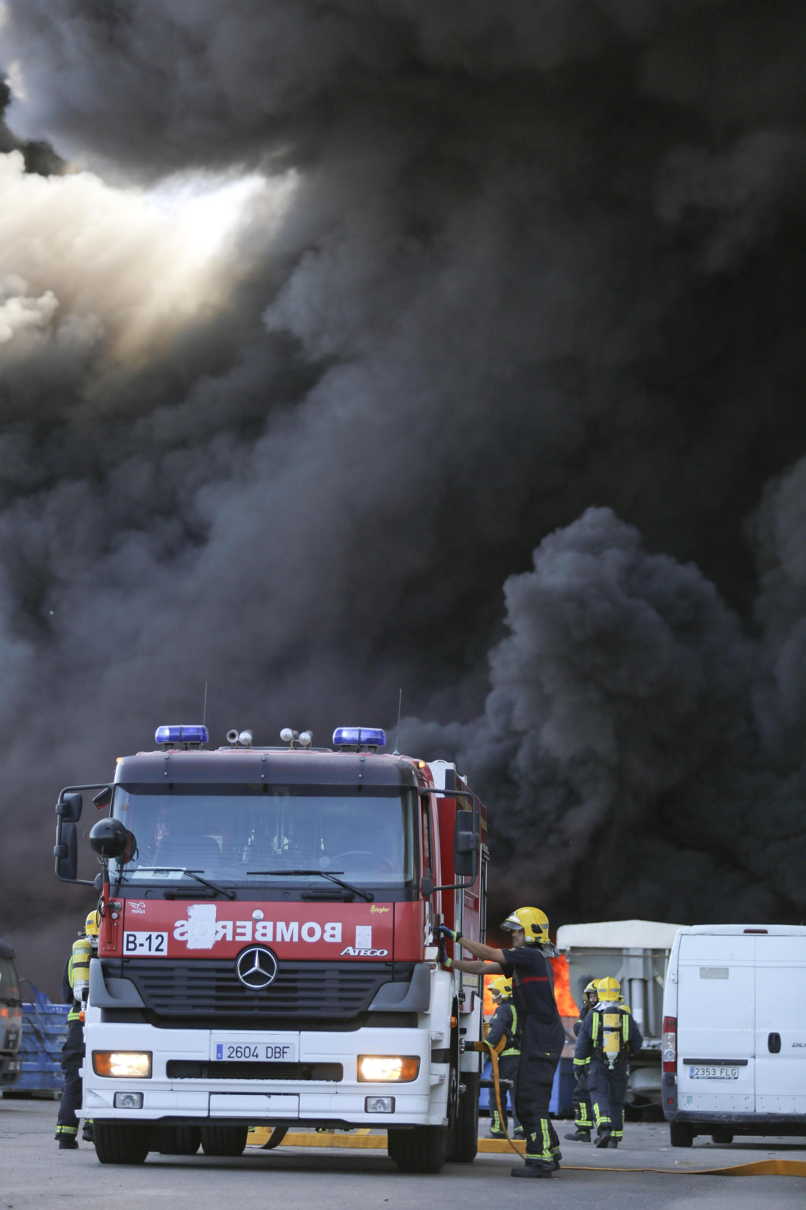 El incendio en el polígono Guadalhorce de Málaga, en fotos