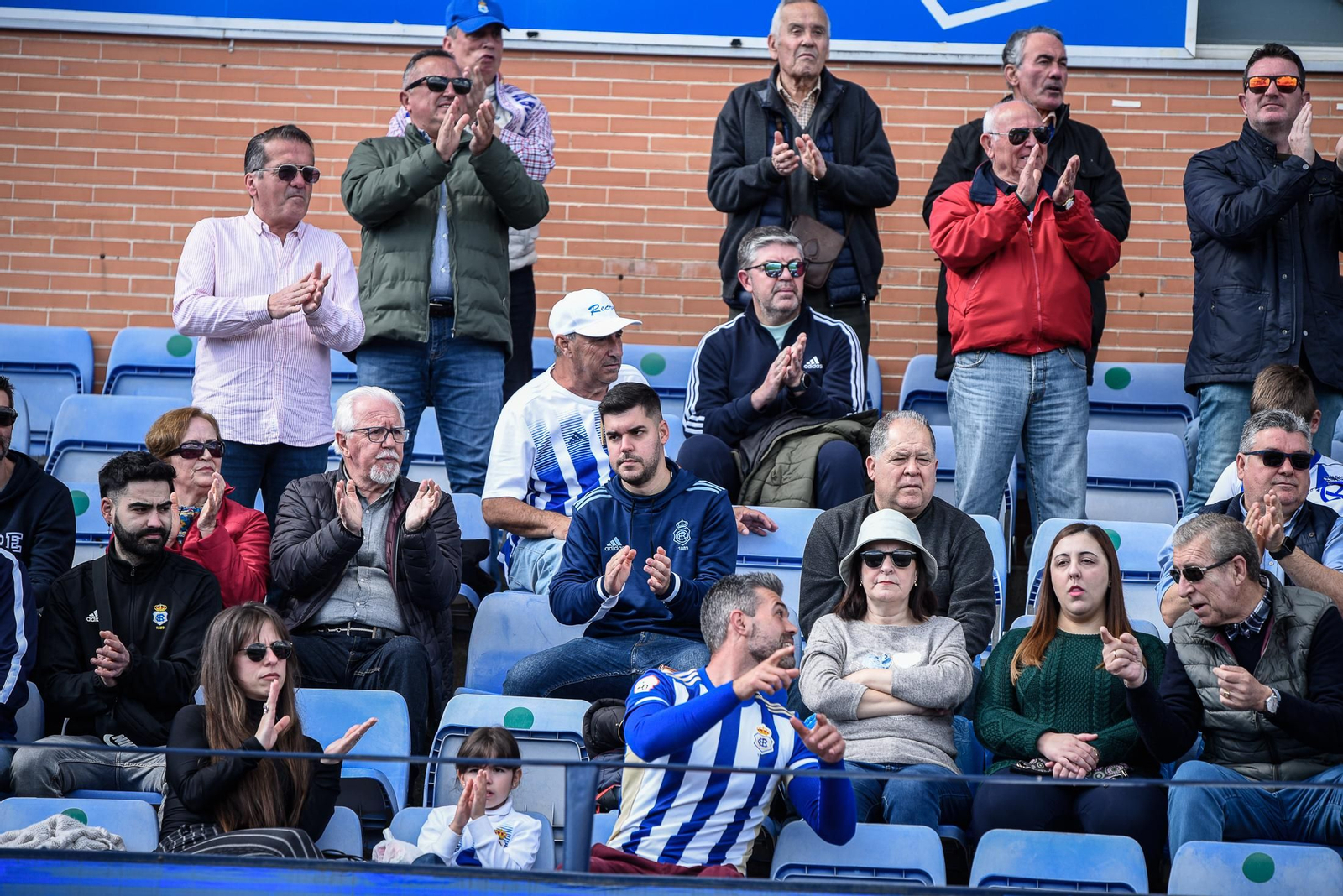 Imágenes de la afición en el Colombino en el Recreativo - Antequera