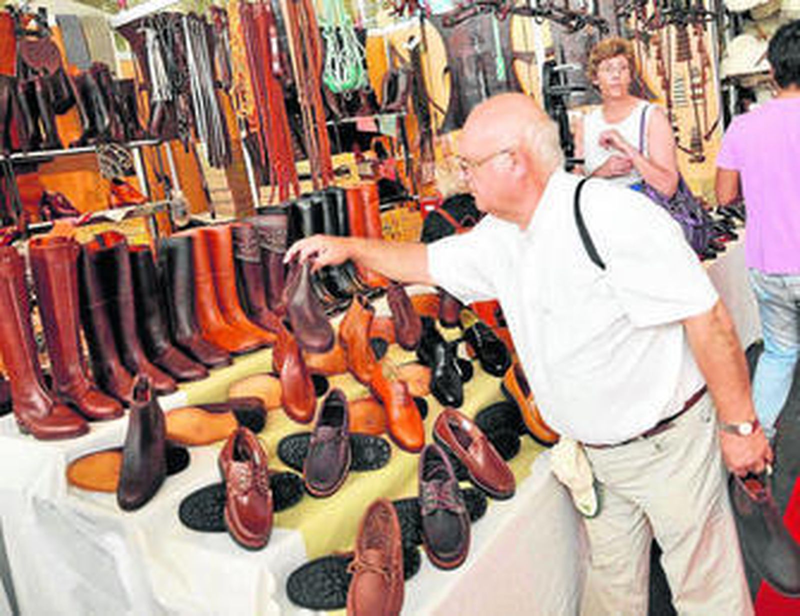 Un señor se interesa por unos botines de Valverde del camino en uno de los stands