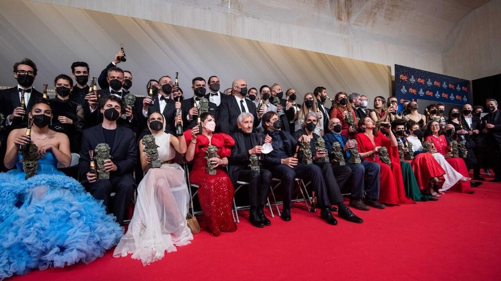 Los premiados brindan con Moët & Chandnon