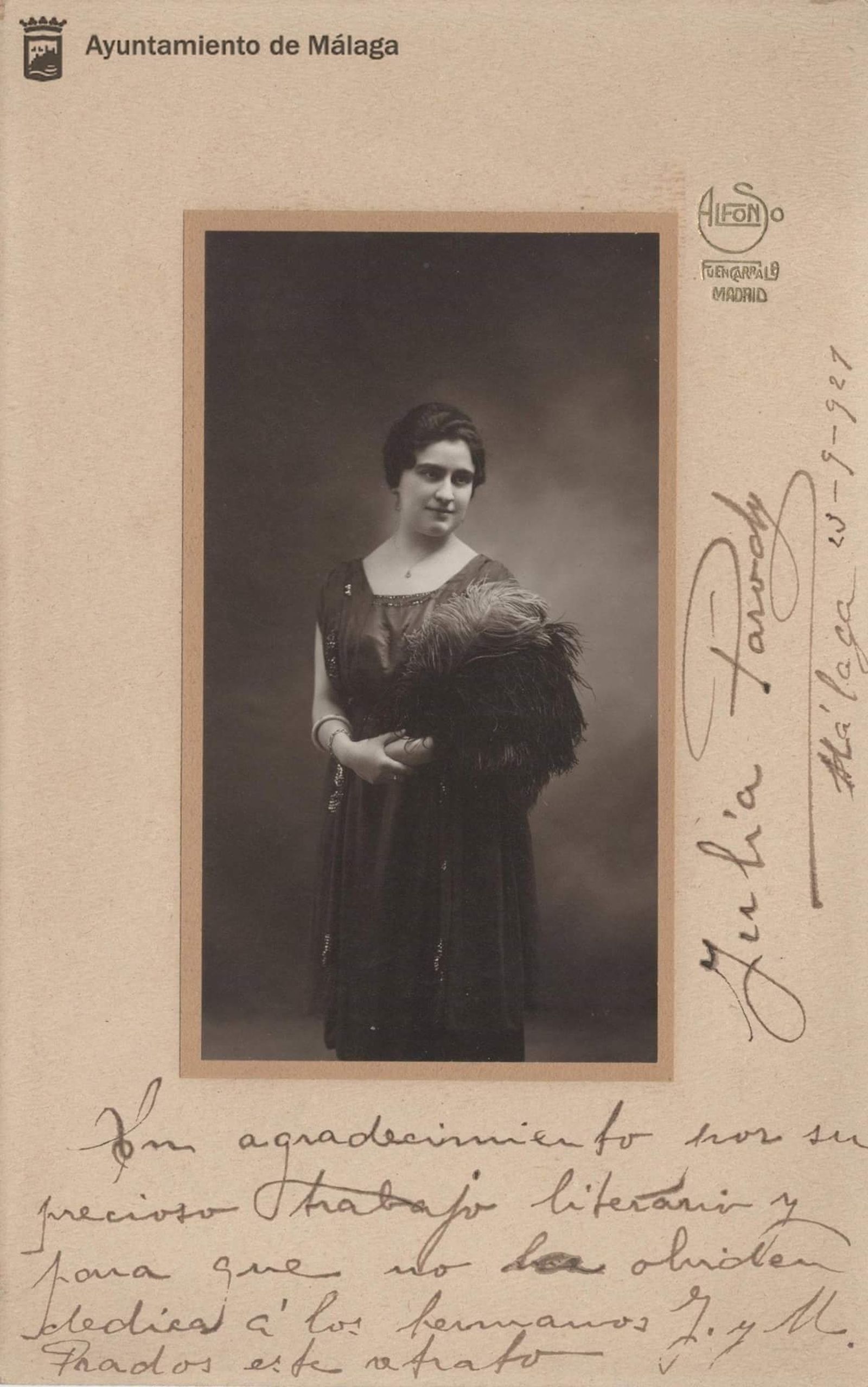Una fotografía dedicada de Julia Parody, conservada en el archivo personal de Antonio Jurado.