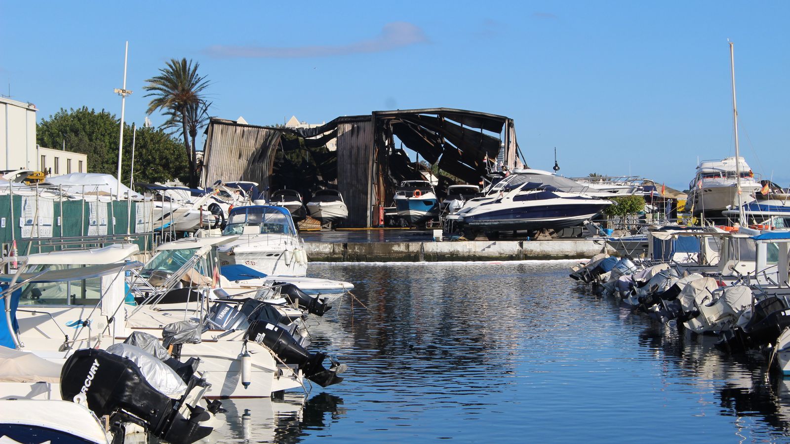 Los Bomberos han seguido realizando labores de refresco durante la jornada de hoy.