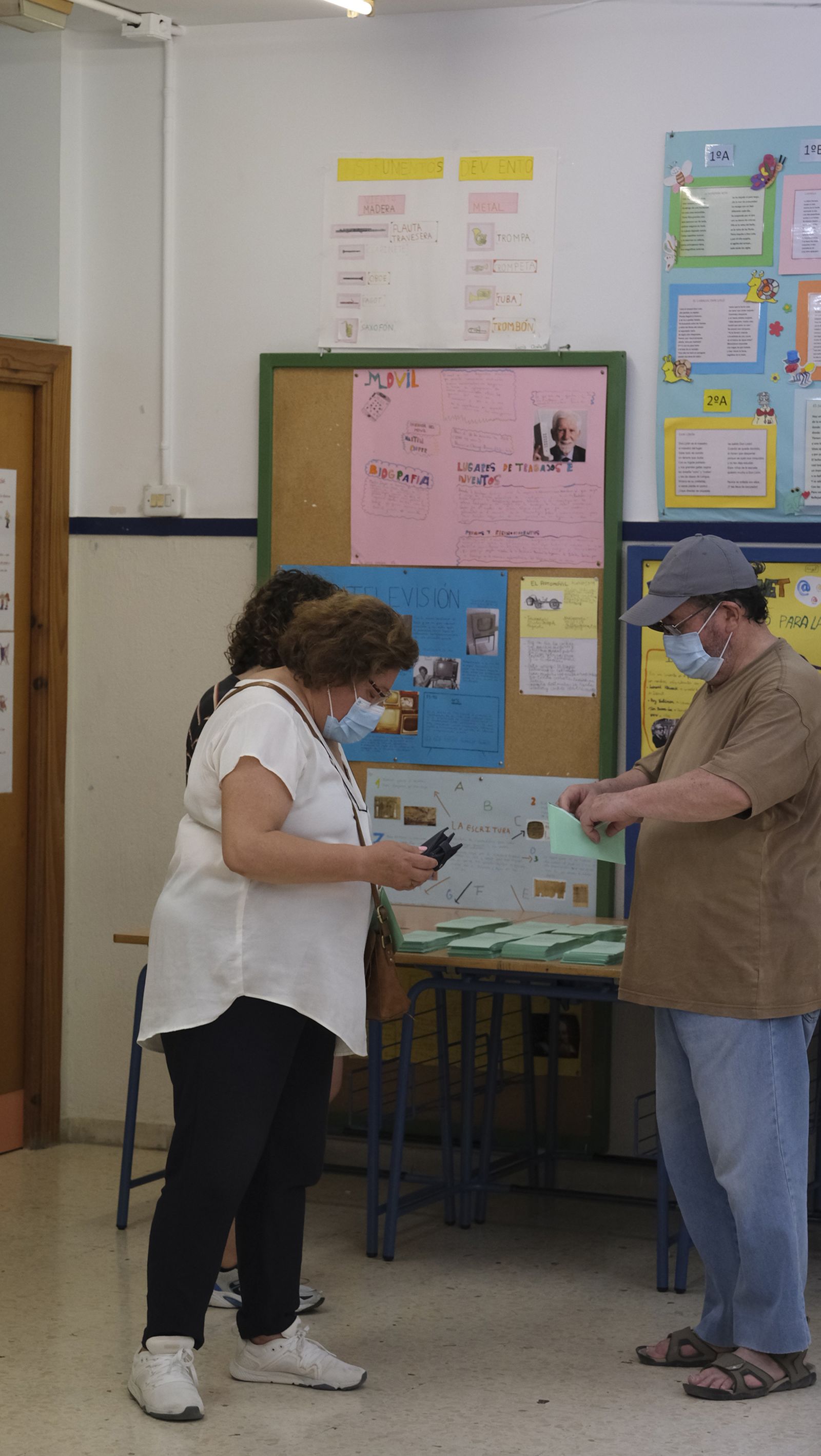 Imágenes de la votaciones en Almería al parlamento andaluz