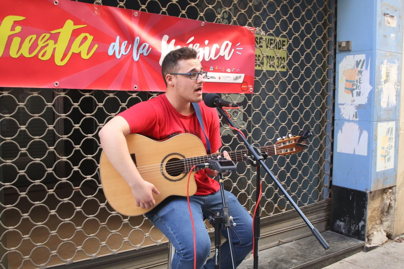 La calle de las Tiendas vive una noche de música con cantautores y artistas La calle de las Tiendas vive una noche de música con cantautores y artistas