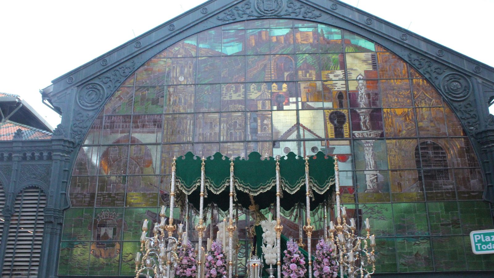 La Virgen de Nueva Esperanza con el Mercado de Atarazanas al fondo. La Virgen de Nueva Esperanza con el Mercado de Atarazanas al fondo.