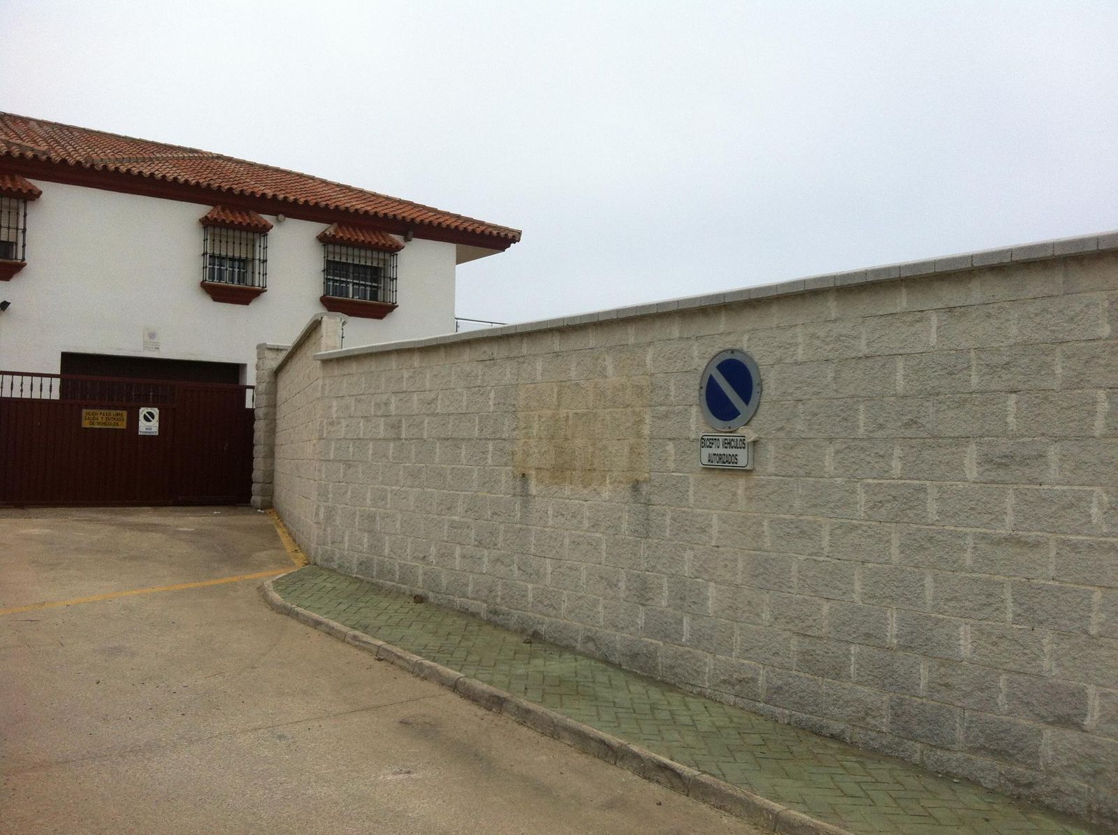 La foto del muro de la depuradora situada en la calle Caracolas, con la marca del cartel retirado, visible en la imagen inferior este mismo lunes.