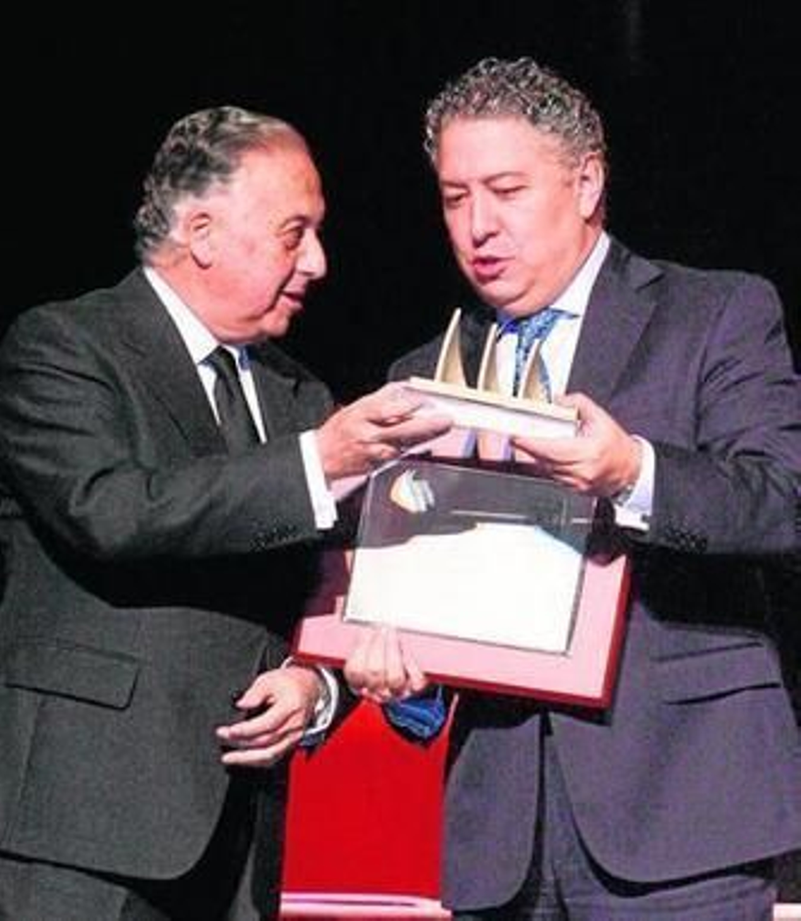 Jaime Pérez Viguera entrega el premio al secretario de Estado Tomás Burgos, ayer, en el Gran Teatro.