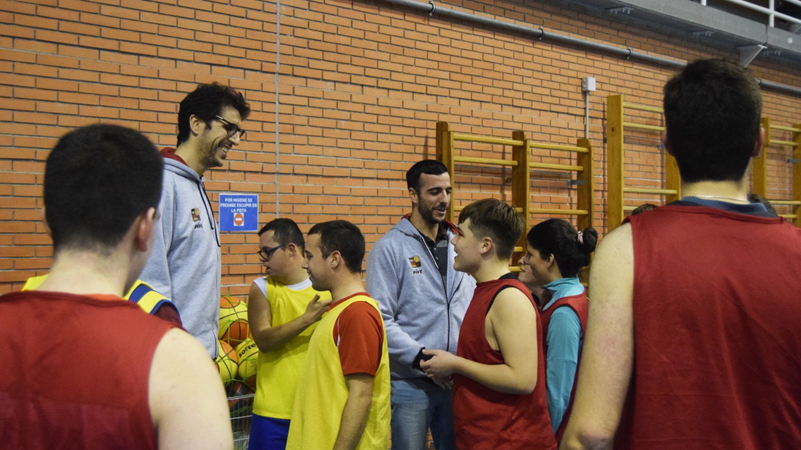Los dos jugadores del Covirán conversan con varios integrantes del Sierra Nevada Ability