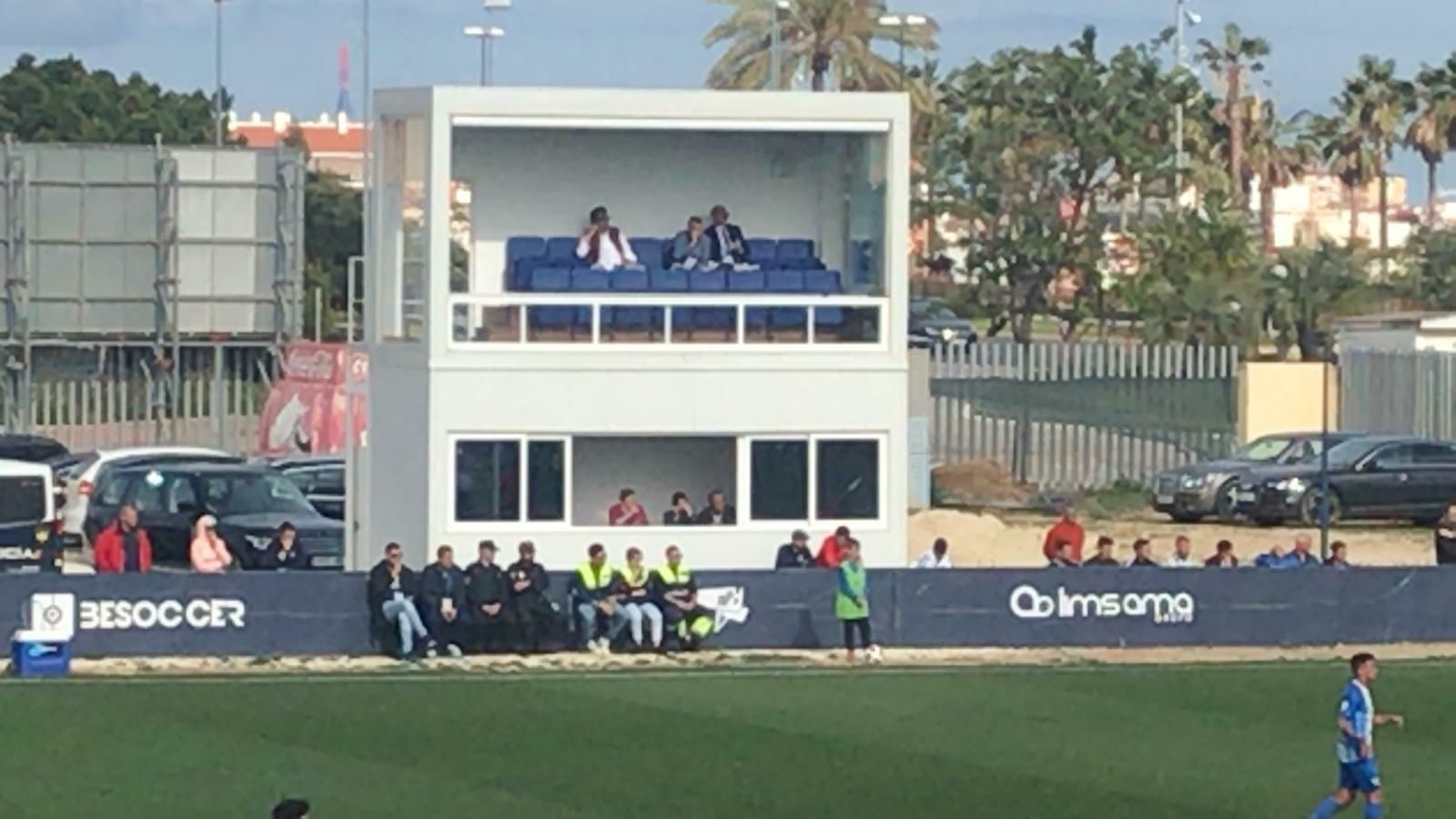 El jeque Al Thani, en el palco del filial.