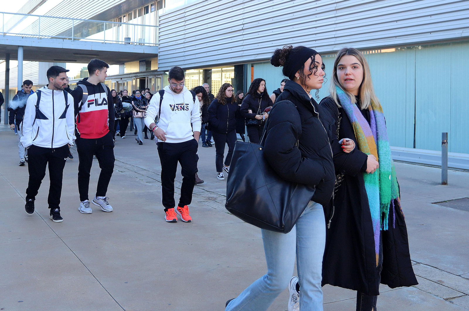 Compañeros y profesores de los estudiantes de Trabajo Social guardan un minuto de silencio en memoria de sus compañeros fallecidos en el incendio, en imágenes