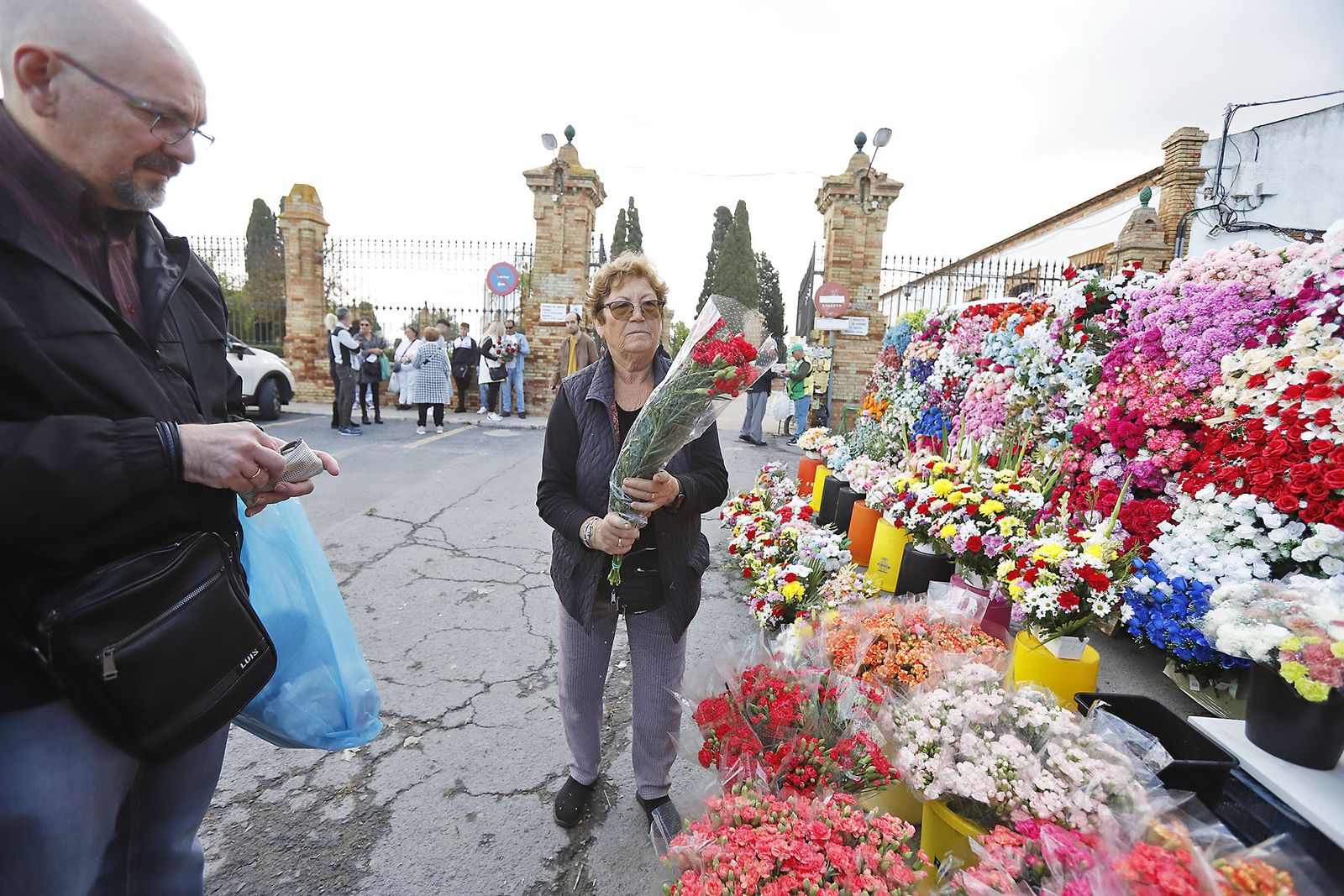 Imágenes del Día de Todos los Santos en el cementerio de la Soledad de Huelva