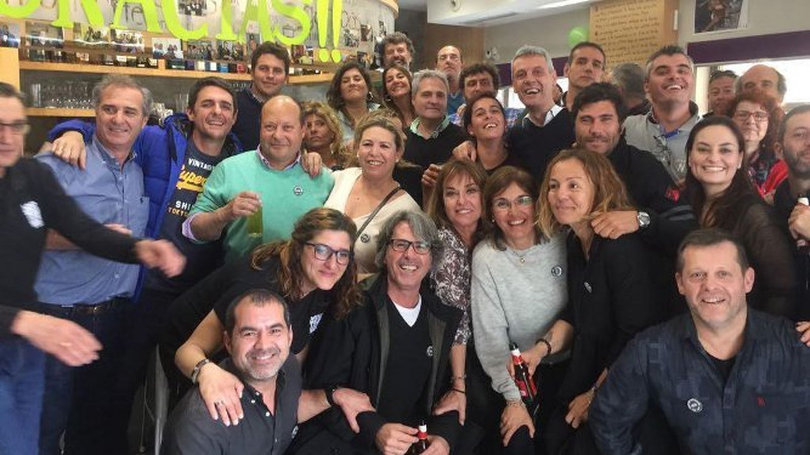 El empresario Félix García Castillo con Juanma Camacho, Dani Ojeda, Eva González, Mila Granados, Cristina Castaño, Mami Guillón, José Villalobos, Miguel Mancha, Antonio Reina, Mercedes Molina y Mela González, entre otros, durante su despedida en La Bocatería.