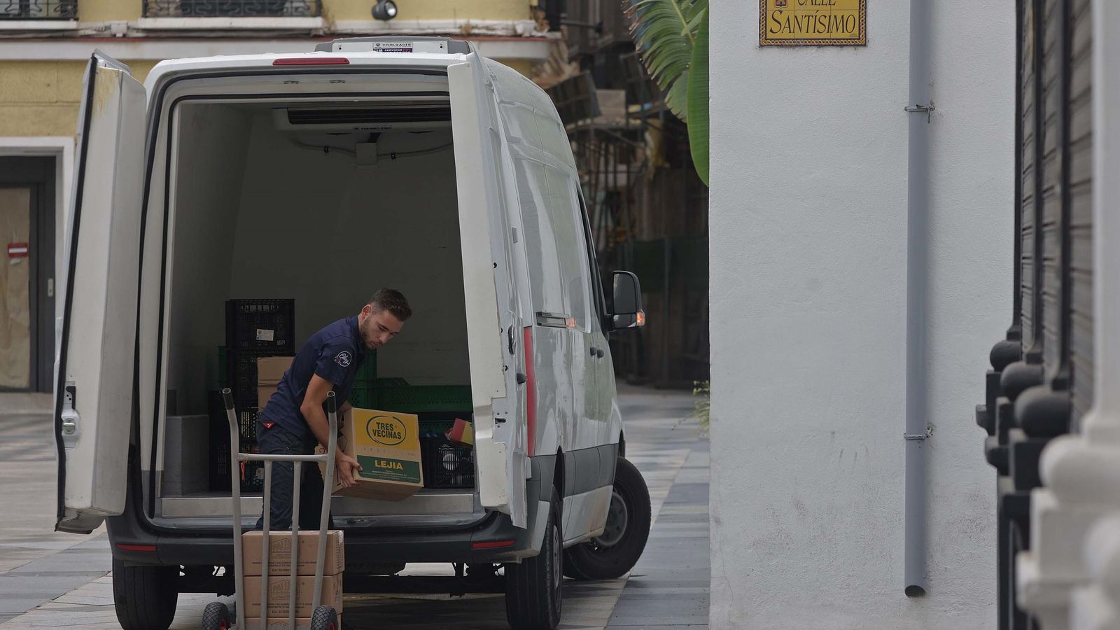 Un homrbe trabajando en la Plaza Alta de Algeciras este lunes.