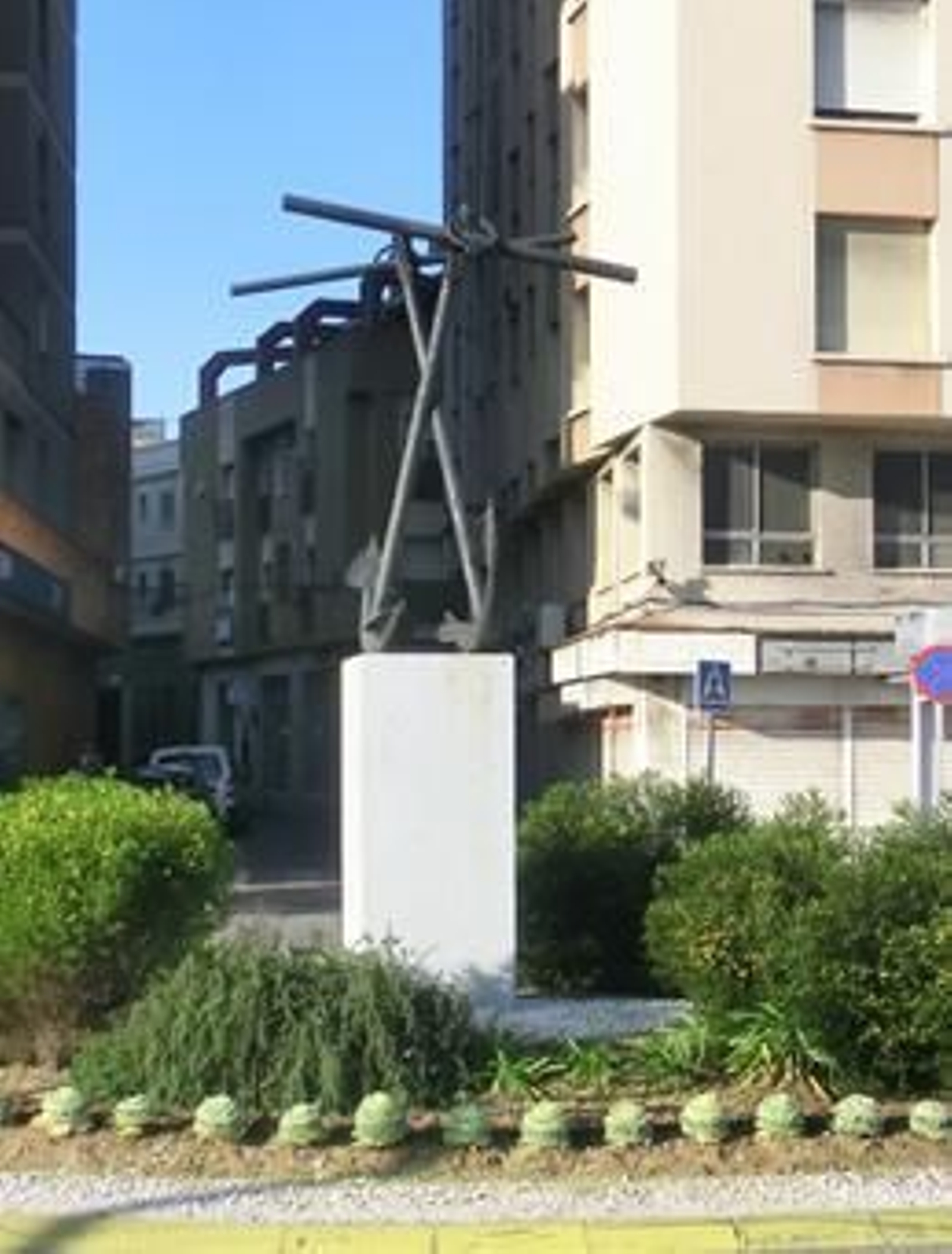 Rotonda de las anclas, frente al “Ojo del Muelle”, homenaje al pasado marinero de la ciudad. Rotonda de las anclas, frente al “Ojo del Muelle”, homenaje al pasado marinero de la ciudad.
