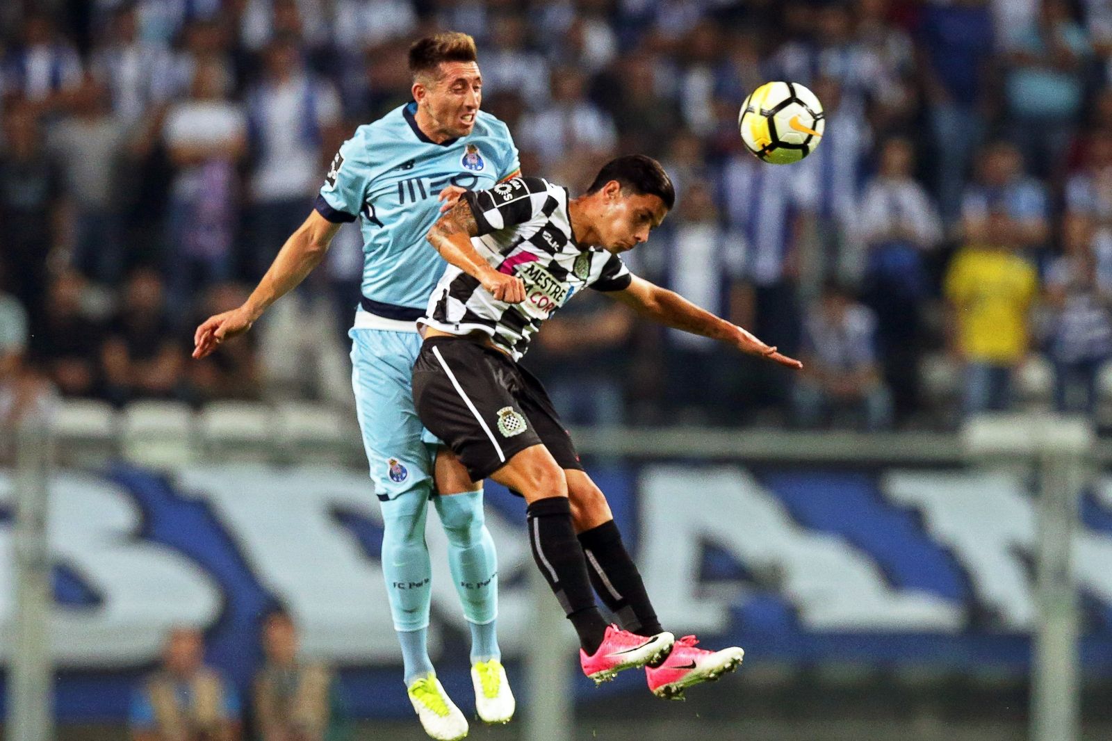 Renato Santos cabecea un balón en un partido con el Boavista.