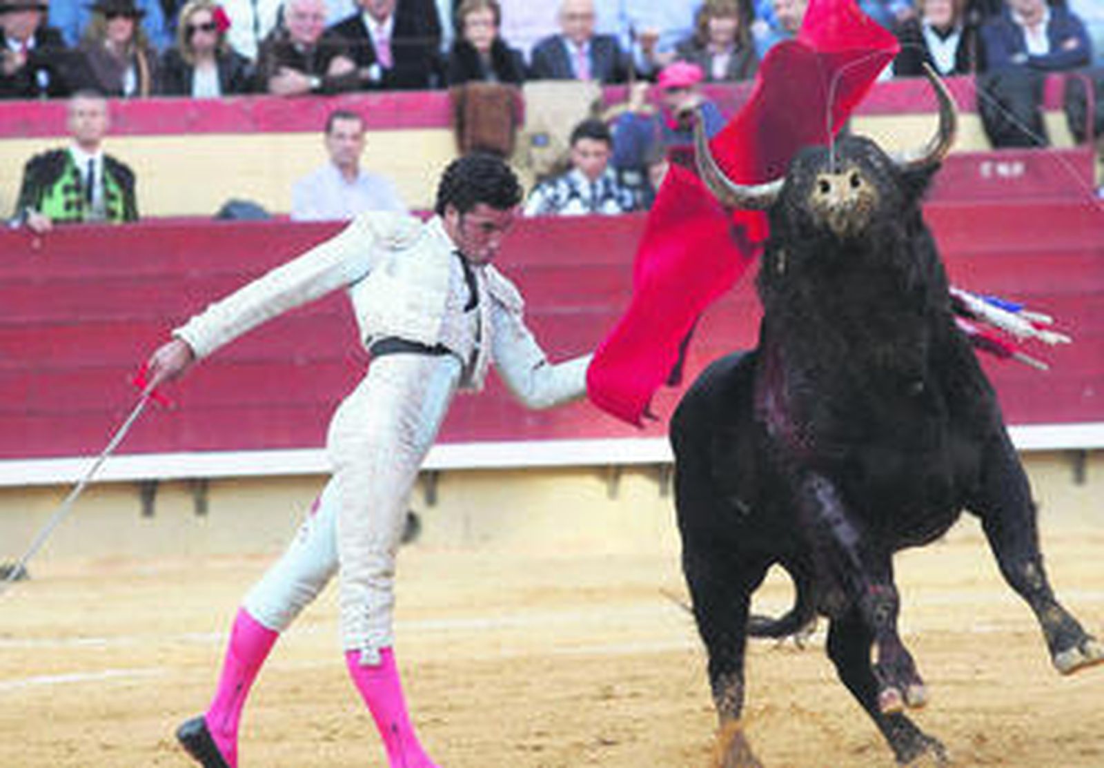 Tejela, en un pase de pecho, a uno de sus toros en Castellón.