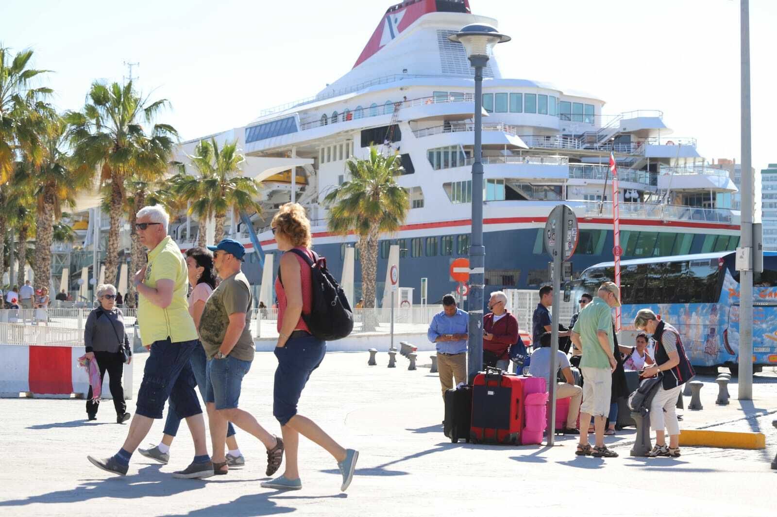 Turistas, en una imagen reciente, en Muelle Uno
