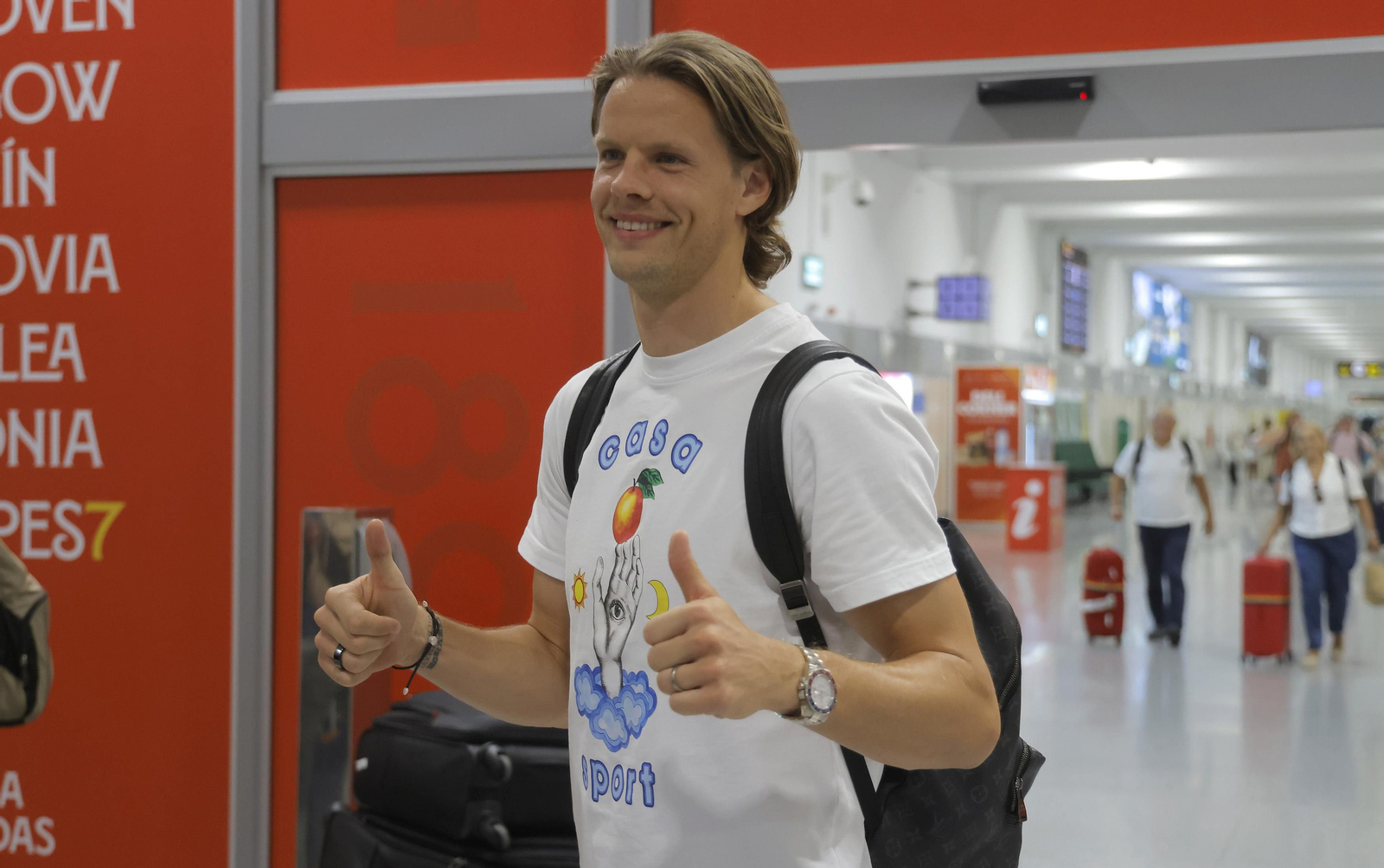 El noruego Nyland sonríe ante la prensa tras aterrizar anoche en Sevilla.