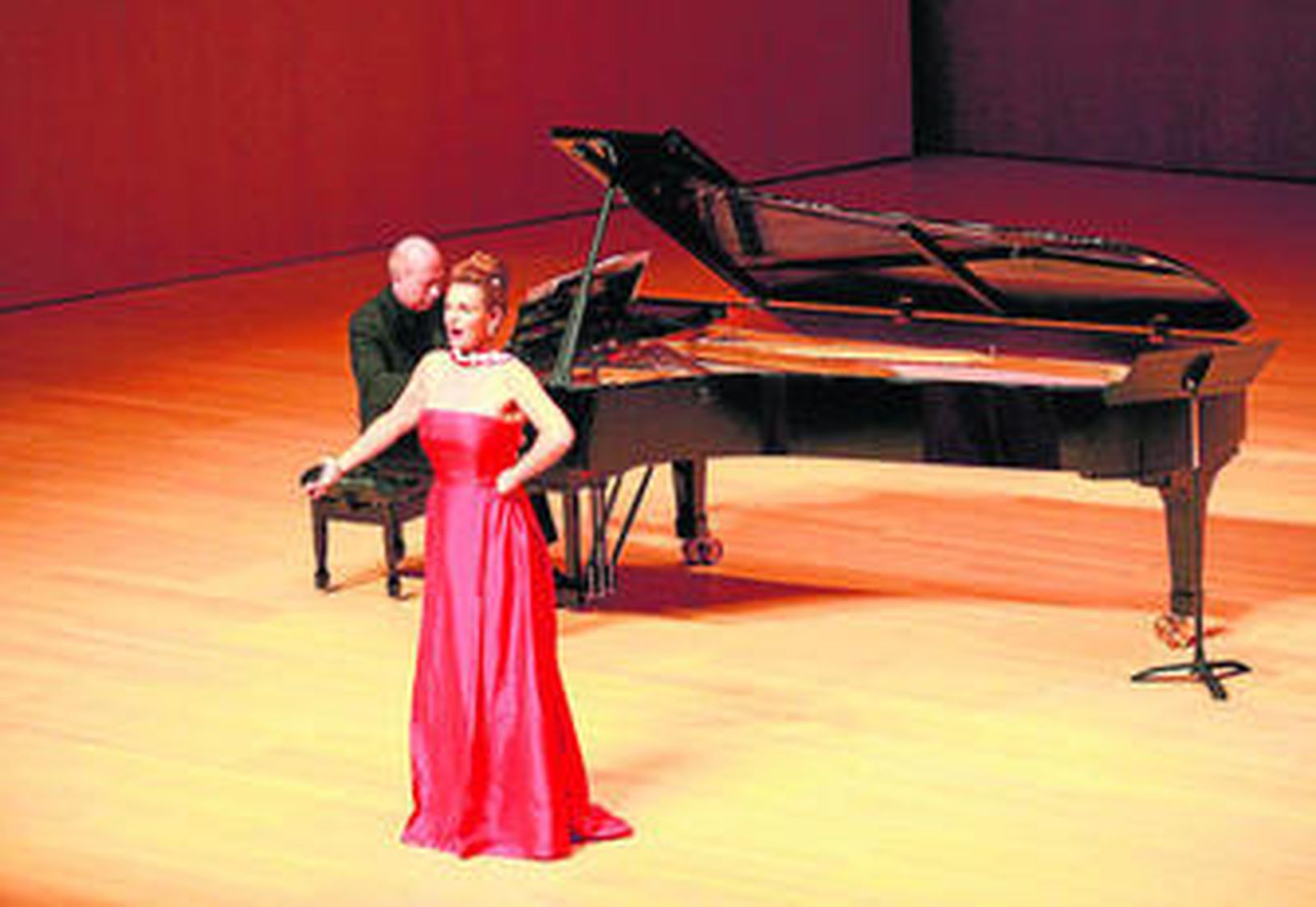 Ainhoa Arteta junto a Marco Evangelisti, el sábado en el Teatro Auditorio de Roquetas.