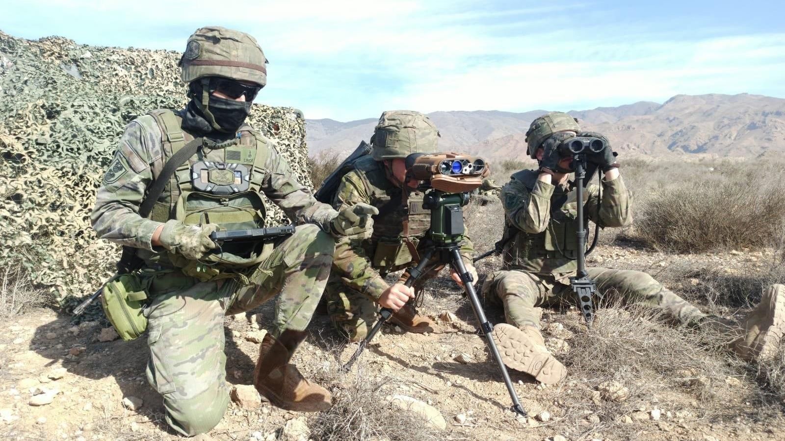 Observadores avanzados del Grupo de Artillería de Campaña en el levantamiento de objetivos