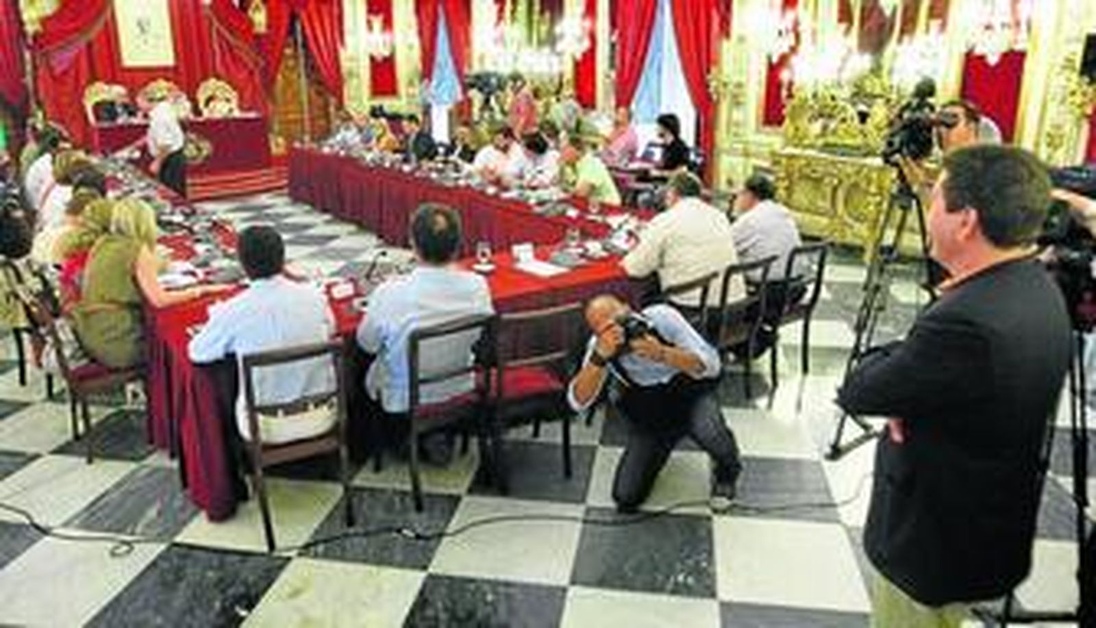 Los diputados de IU (José Antonio Barroso de pie) se ausentaron en el momento de la votación.