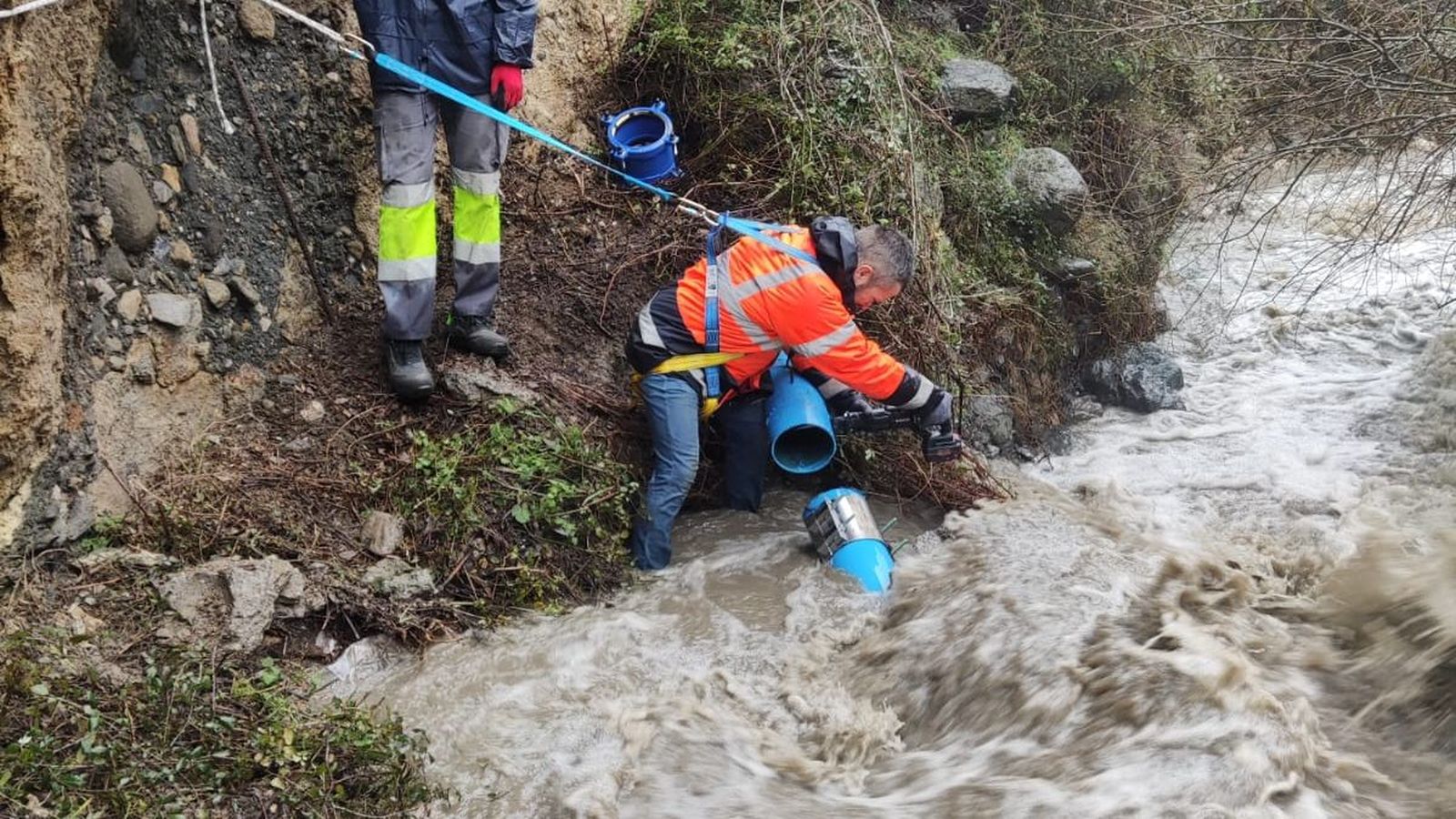 Varios operarios municipales trabajan en la reparación de una tubería en Monachil.