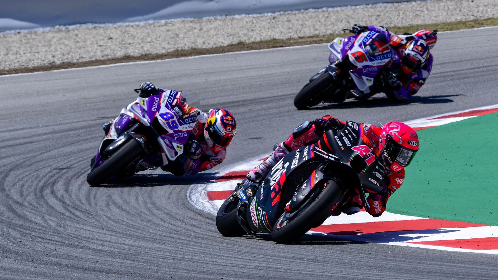 Aleix Espargaró por delante de Jorge Martín y Zarco antes de cometer su grave error.