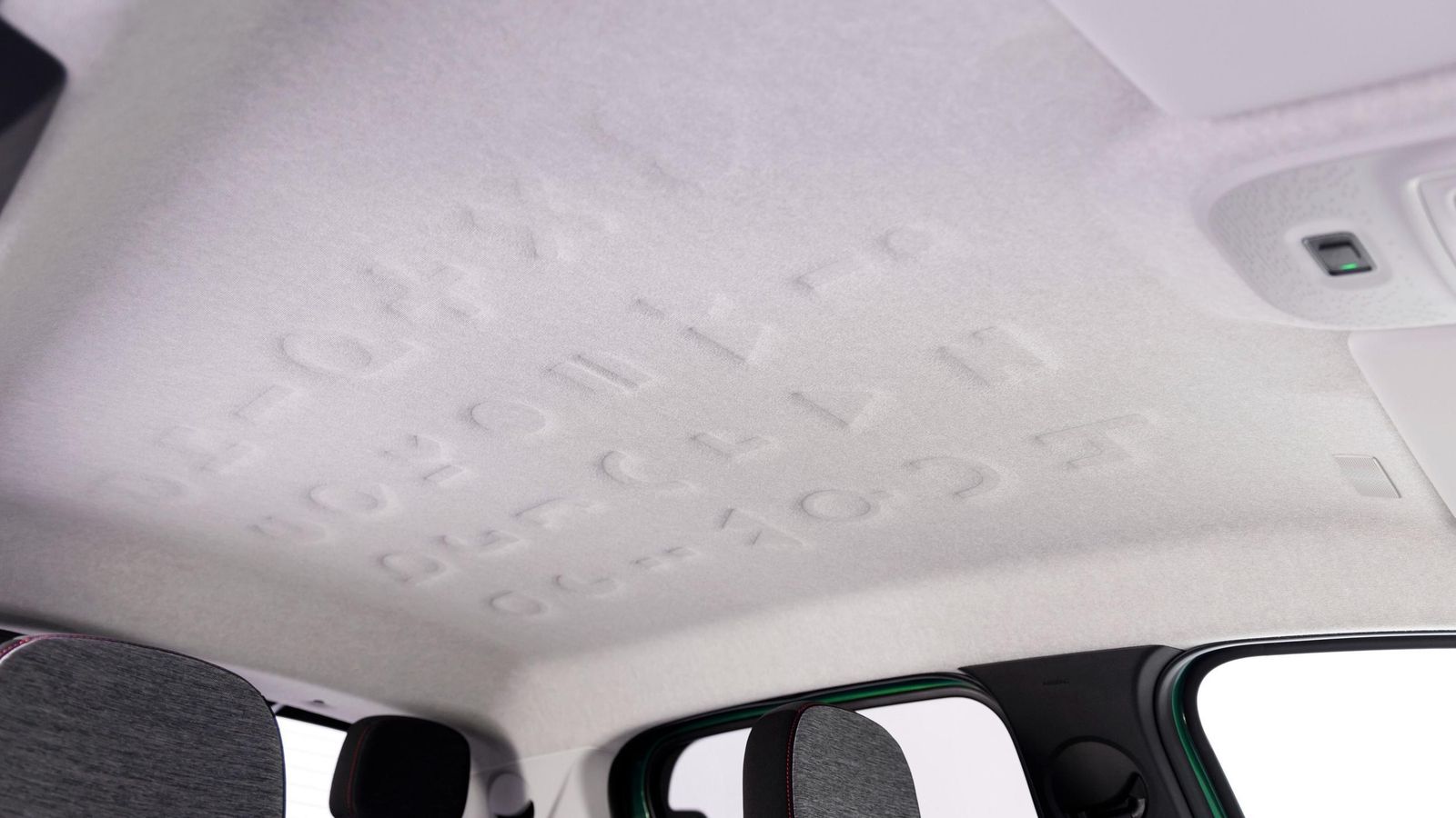 Hay detalles originales en este Twingo, como este guarnecido de techo texturizado.